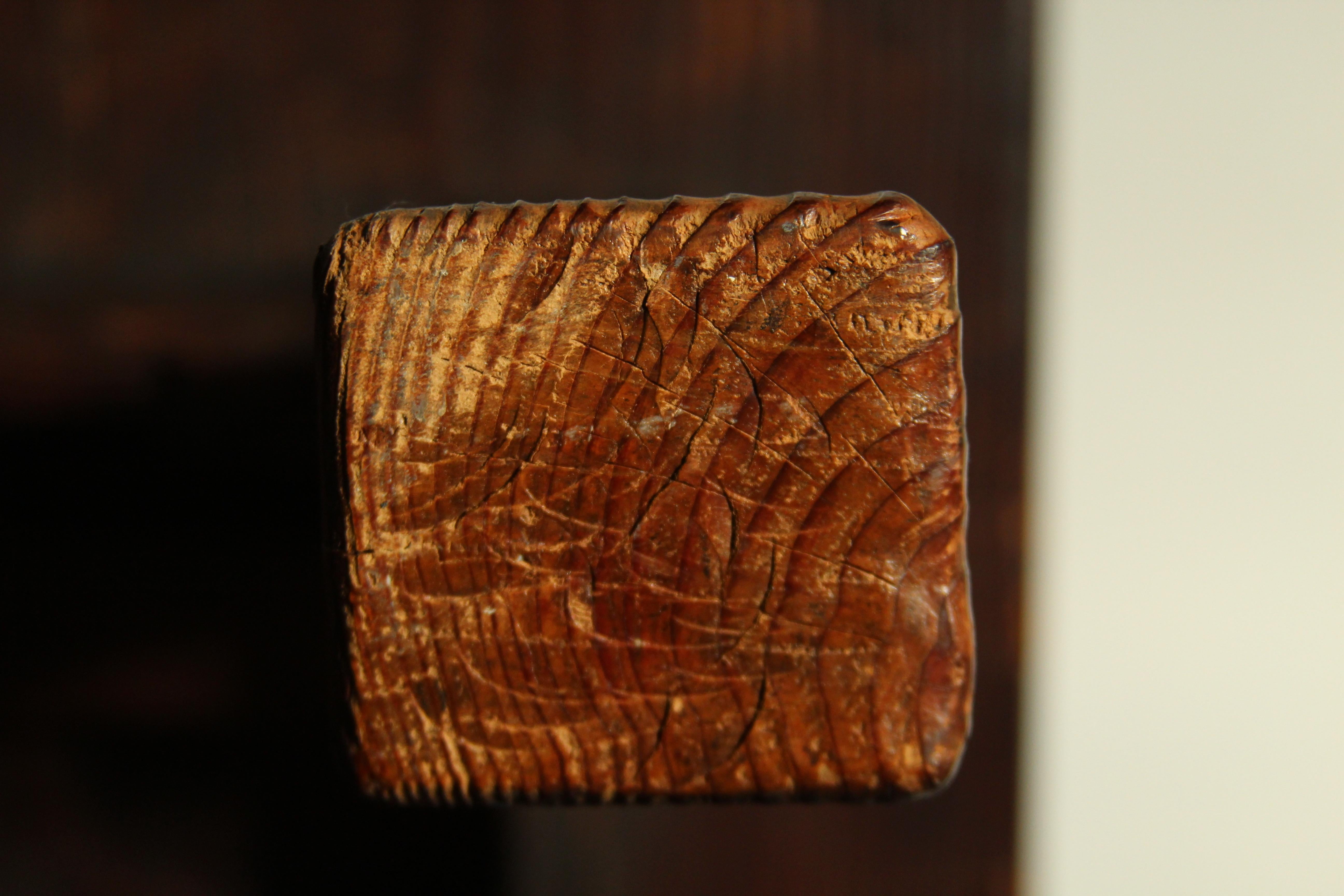 Antiker japanischer niedriger Couchtisch „Shou Sugi Ban“ aus Zedernholz, 19. Jahrhundert im Angebot 15