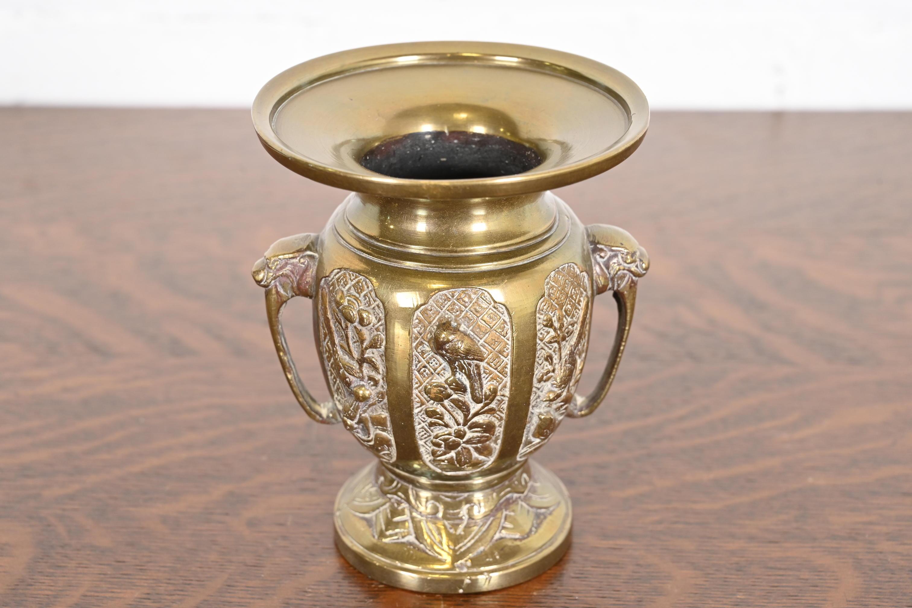 Arts and Crafts Antico vaso giapponese Showa Usubata in bronzo in vendita