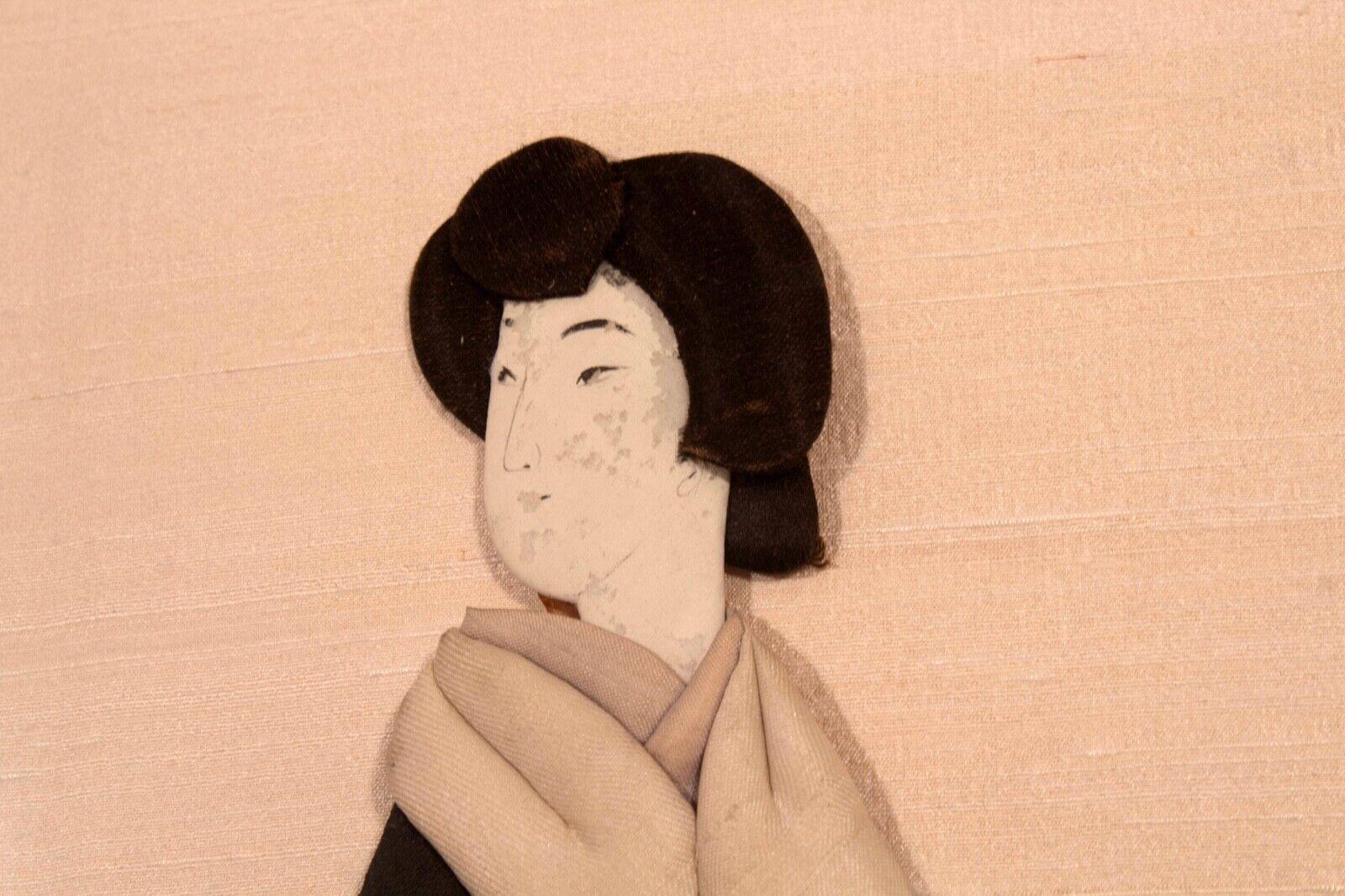 Ancienne figurine de marionnettes japonaise Geisha en brocart de soie avec cadre en forme de boîte d'ombre en vente 1