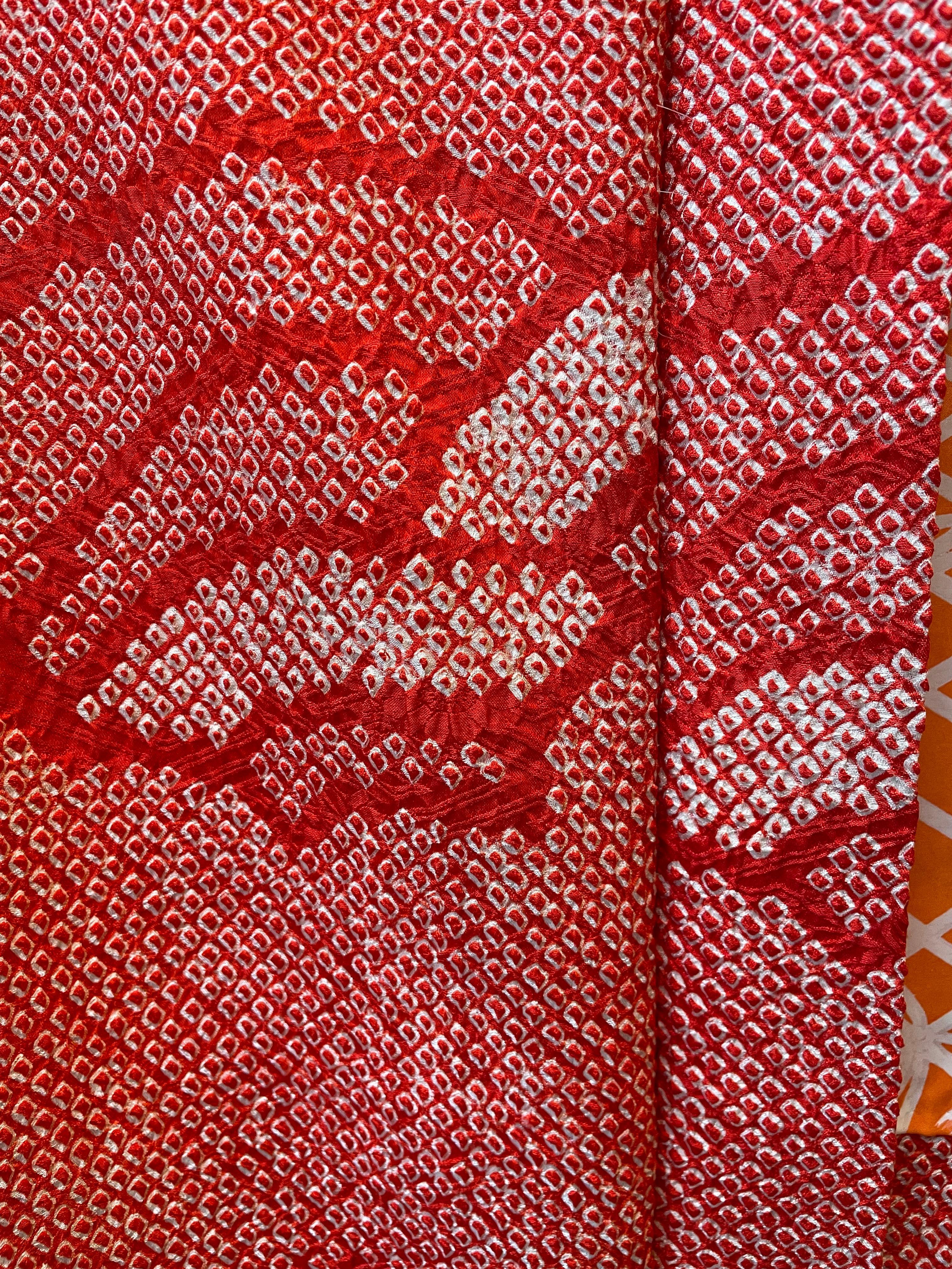 Dies ist eine Seidenjacke, die in Japan hergestellt wurde.
Es wurde in der Showa-Ära in den 1970er Jahren hergestellt. Diese Jacke ist in Shibori-Technik gefertigt.

Shibori ist eine japanische, manuelle Färbetechnik, die eine Reihe verschiedener