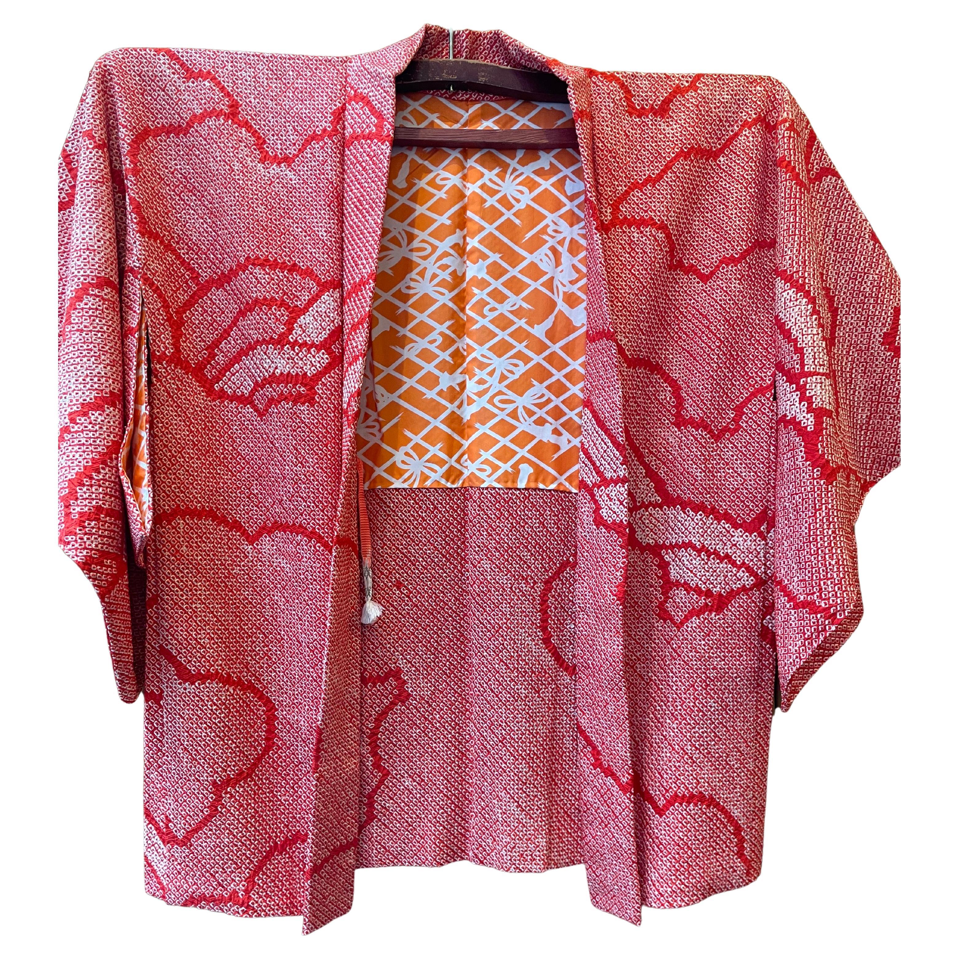 Veste Haori japonaise ancienne en soie rouge de style Shibori, 1970