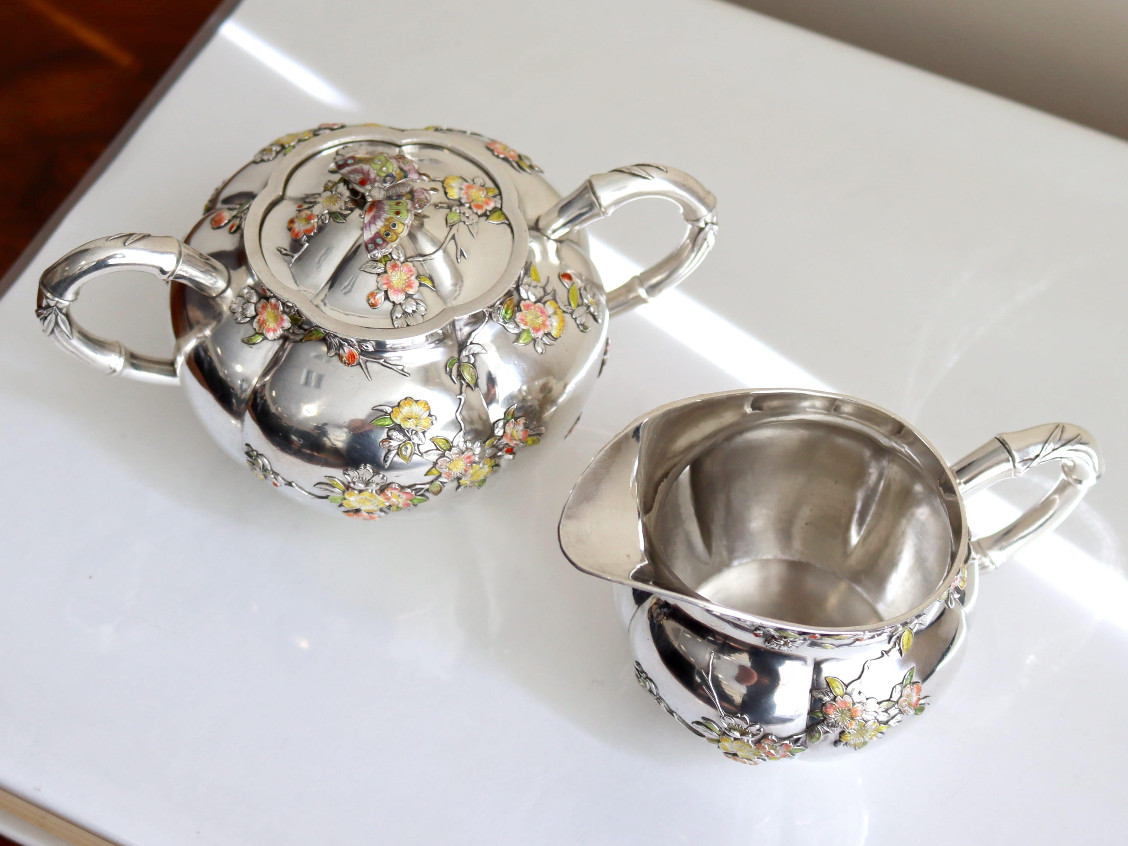 Ein außergewöhnliches, feines und beeindruckendes Set aus antikem japanischem Silber und Emaille mit Sahnekanne und Zuckerdose; Teil unserer Sammlung japanischer Silberwaren.

Diese außergewöhnliche antike japanische Silber-Sahnekanne und die