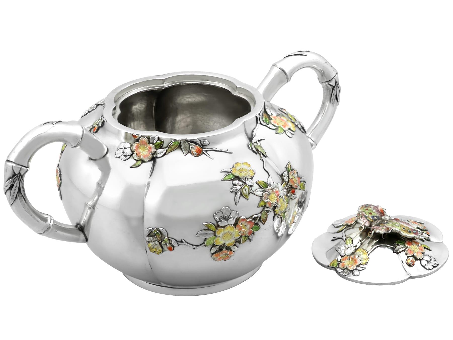 Antikes japanisches Silber und Emaille Sahnekännchen und Zuckerdose CIRCA 1890 (Spätes 19. Jahrhundert) im Angebot