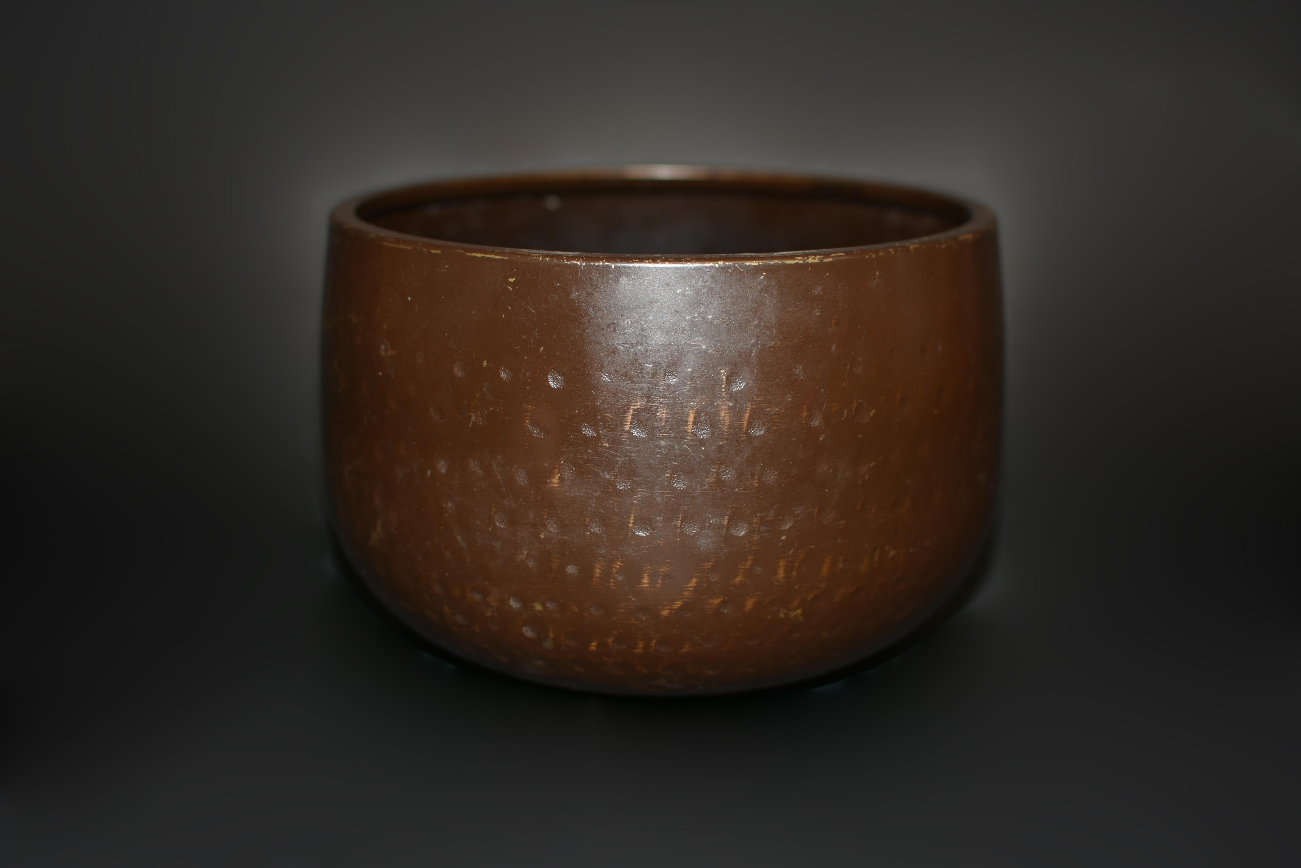 An unique antique Japanese singing bowl with beautiful brown earth colored exterior.  Crafted in solid bronze with hand hammered divots, the bowl embodies the classic Japanese aesthetics where beauty is found in nature, order and simplicity. Black