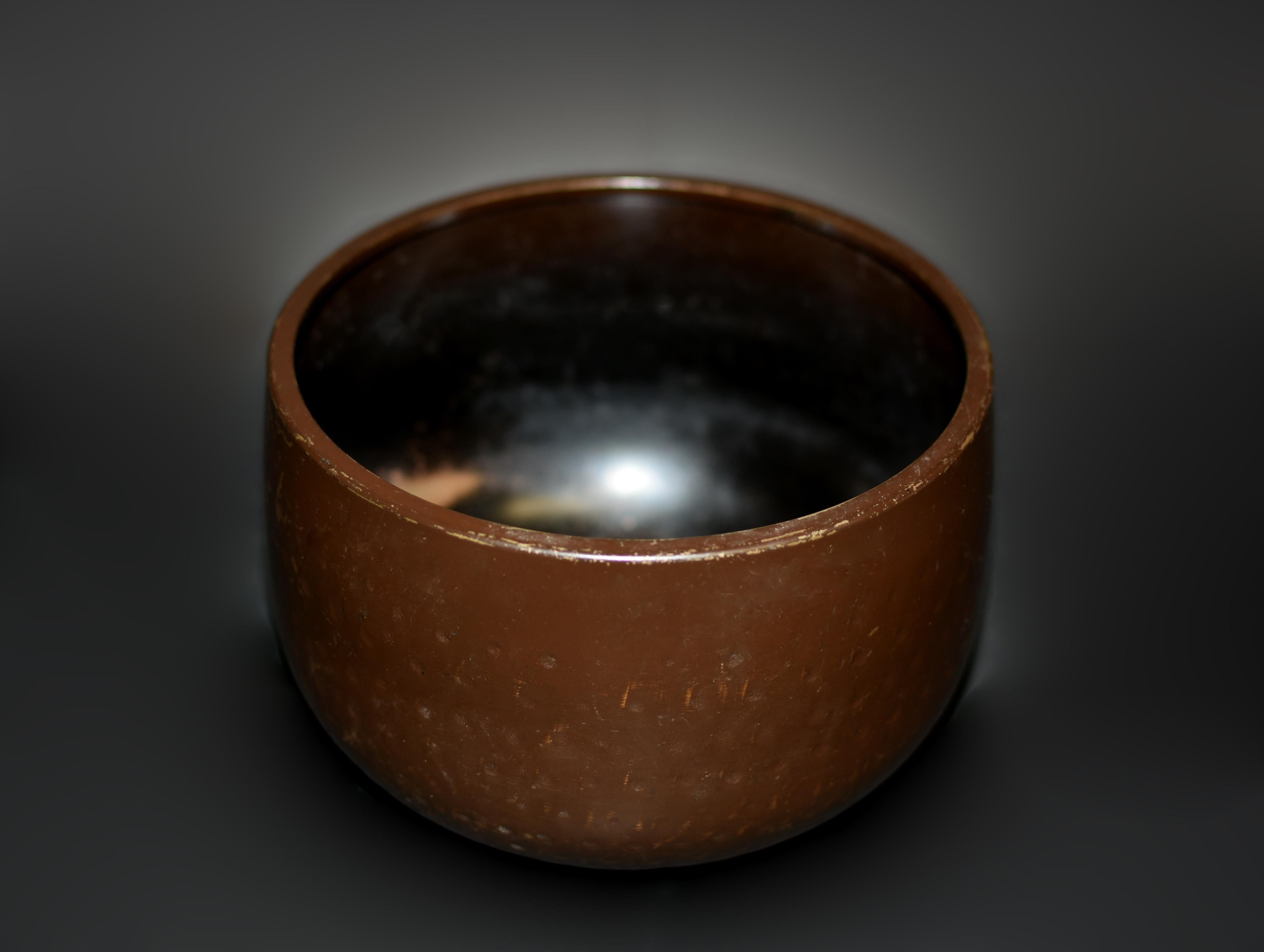 Hand-Crafted Antique Japanese Singing Bowl Brown Earth E4 Tone For Sale
