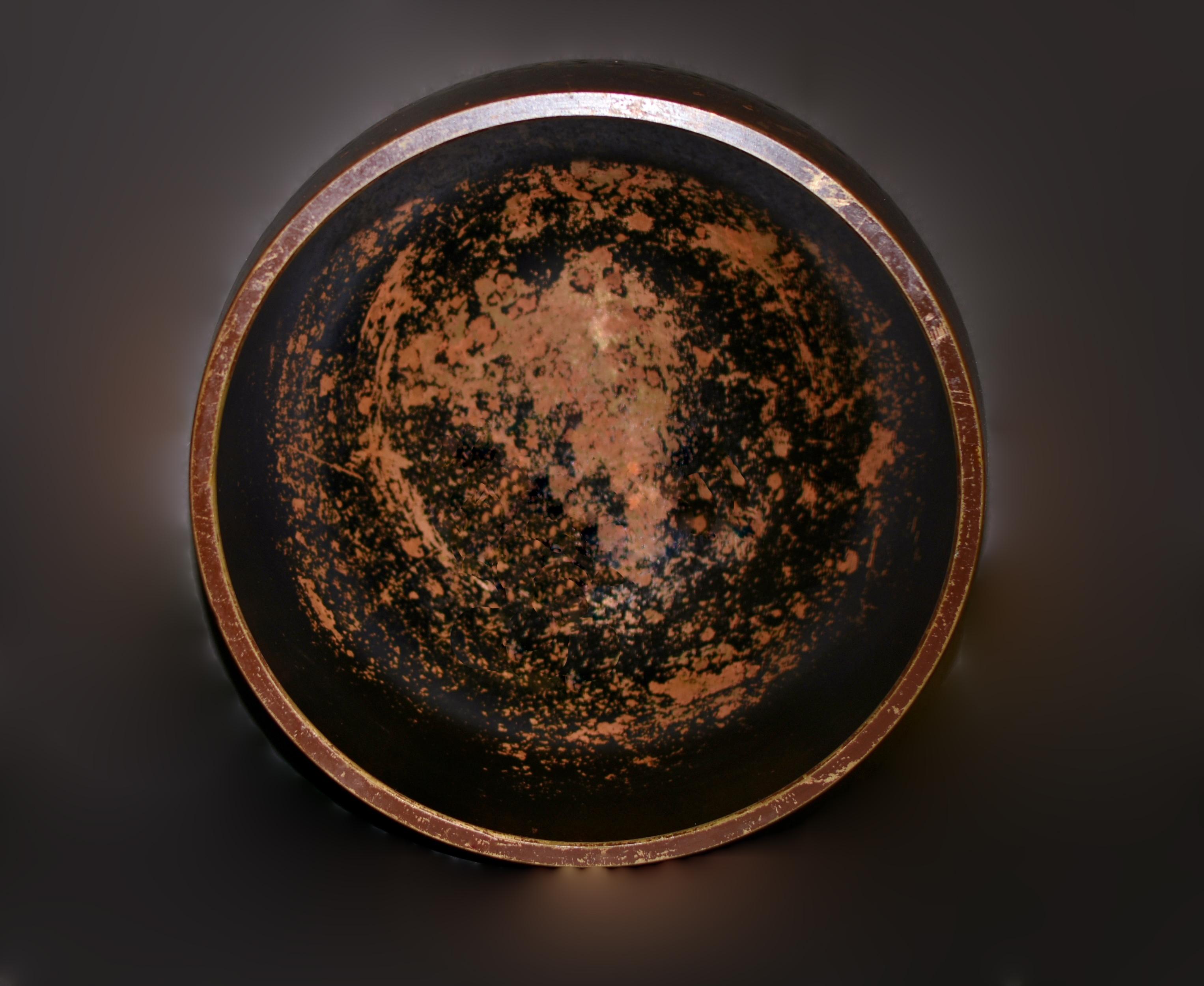 Un important bol chantant japonais ancien, fabriqué en bronze massif et pesant 8,7 livres. L'intérieur, de couleur or rose, contraste avec les extérieurs marron et noir, avec des bandes solides et des pointillés dorés martelés à la main, incarnant