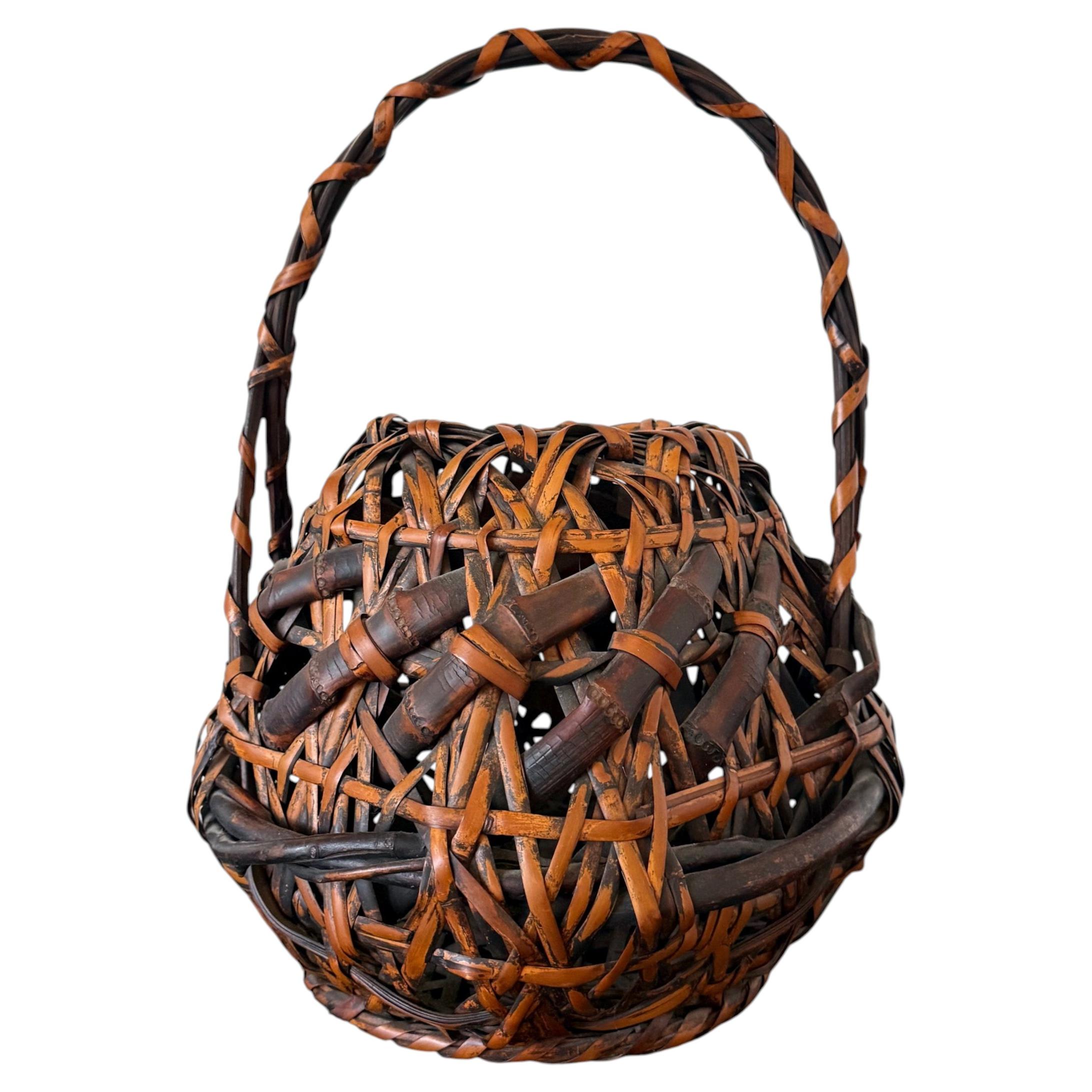 Antico cesto di bambù affumicato giapponese Ikebana Mingei