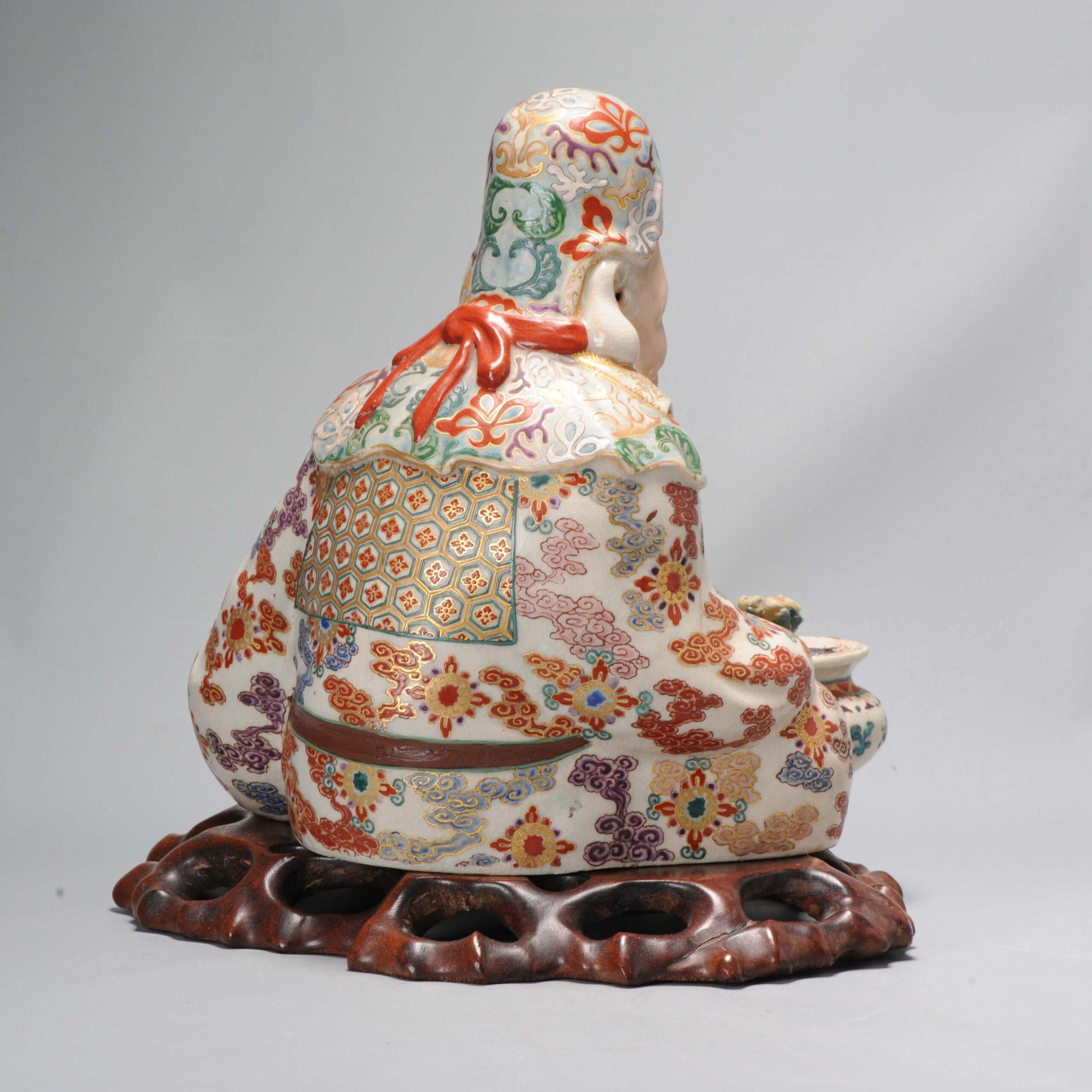 Figura di Satsuma giapponese, di grandi dimensioni, periodo Meiji. Ci sono anche delle tartarughe sulla fioriera.
Un lavoro artigianale molto bello.

Informazioni aggiuntive:
Materiale: Porcellana e ceramica
Regione di origine: Giappone 
Stile