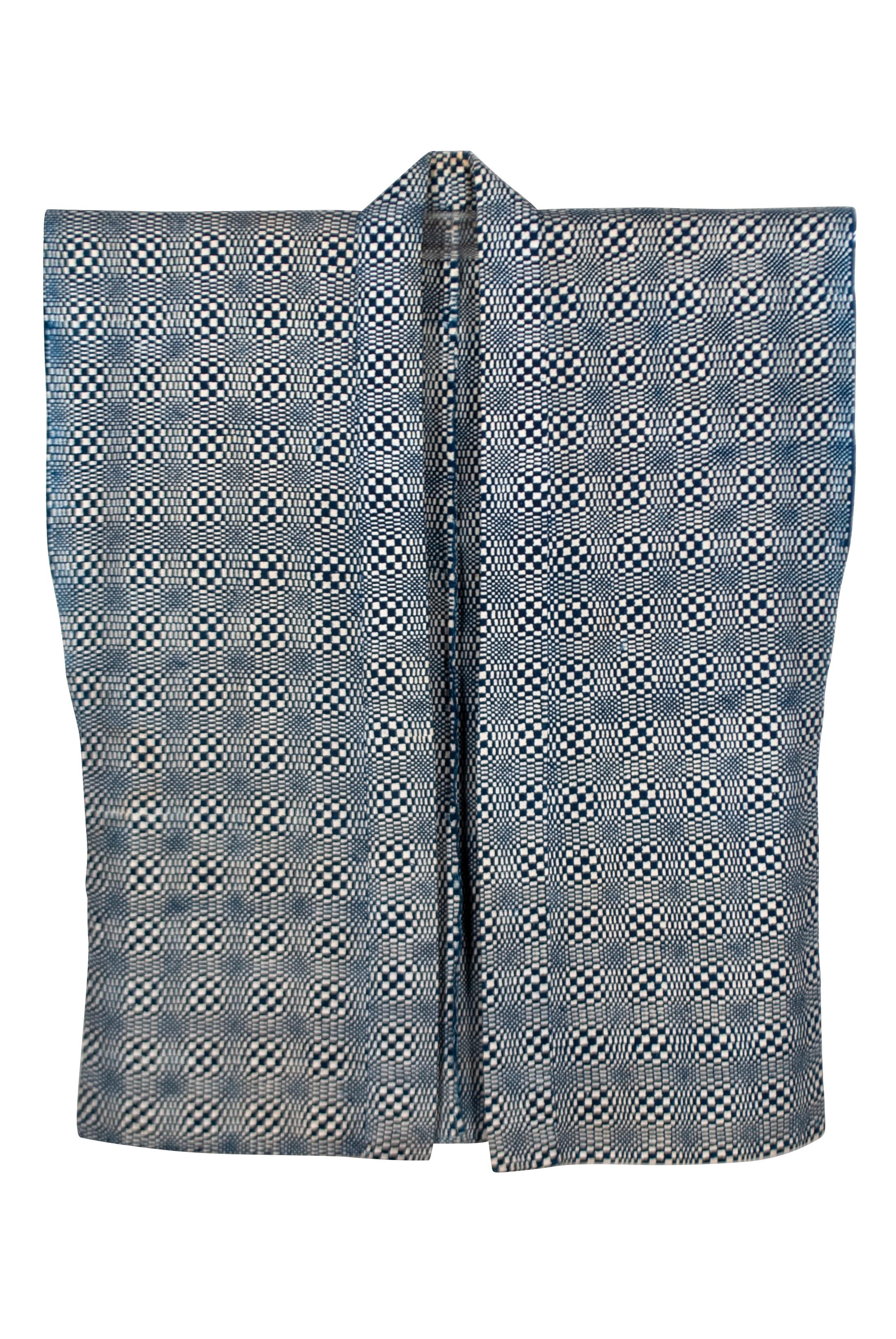 Antiguo Han-Juban Japonés Teñido con Plantillas 

Los Han-juban se llevan debajo del kimono. Este ejemplar, sin sus fundas de algodón originales, muestra un dibujo único teñido con añil. Se puede encontrar un diseño de op-art muy similar en colchas