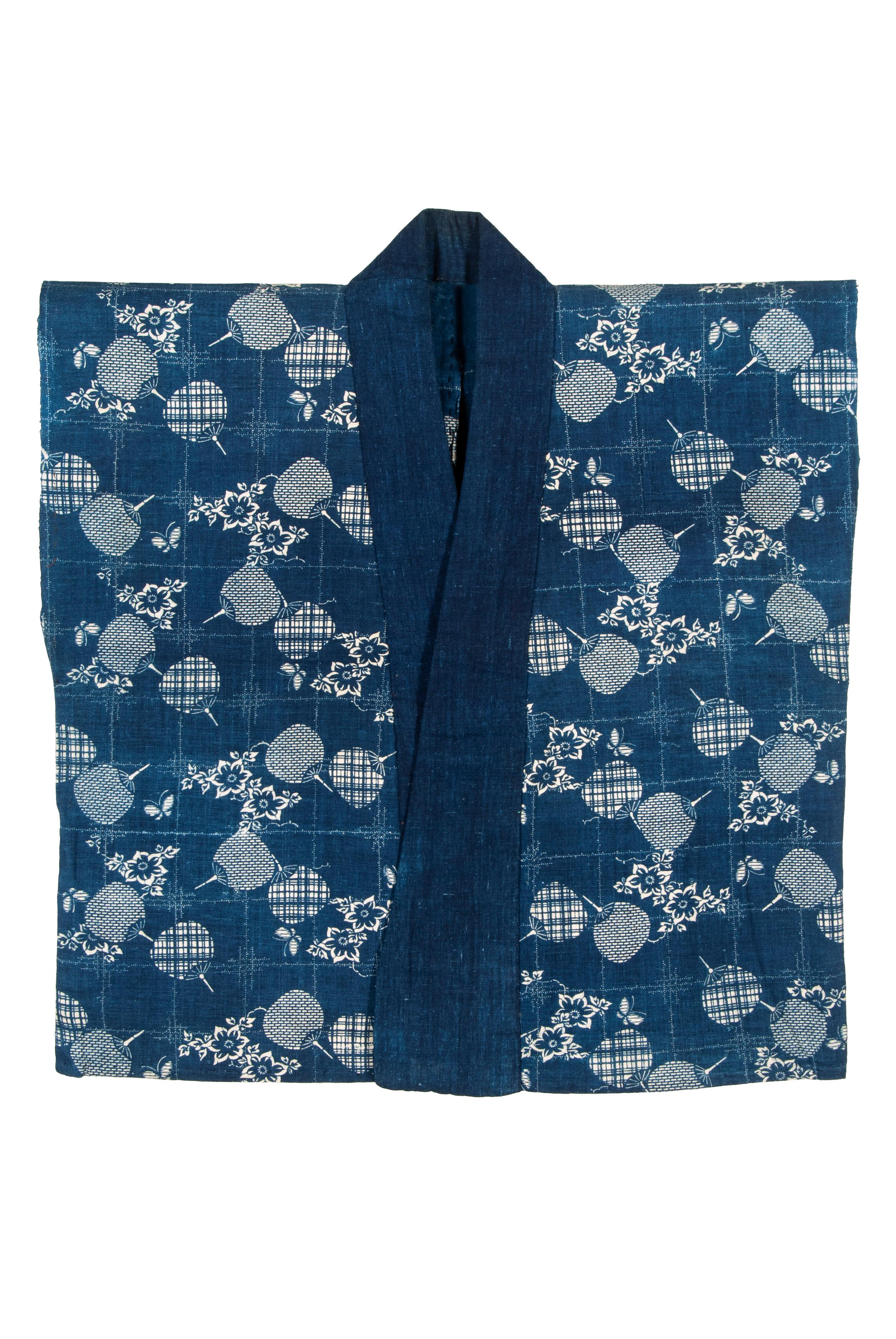 Juban japonais ancien teint au crayon avec motif d'éventail

Les han-juban sont des vêtements courts, à la taille, portés sous le kimono. Il n'est pas rare que des exemplaires plus anciens soient dépourvus de leurs manches, qui étaient souvent