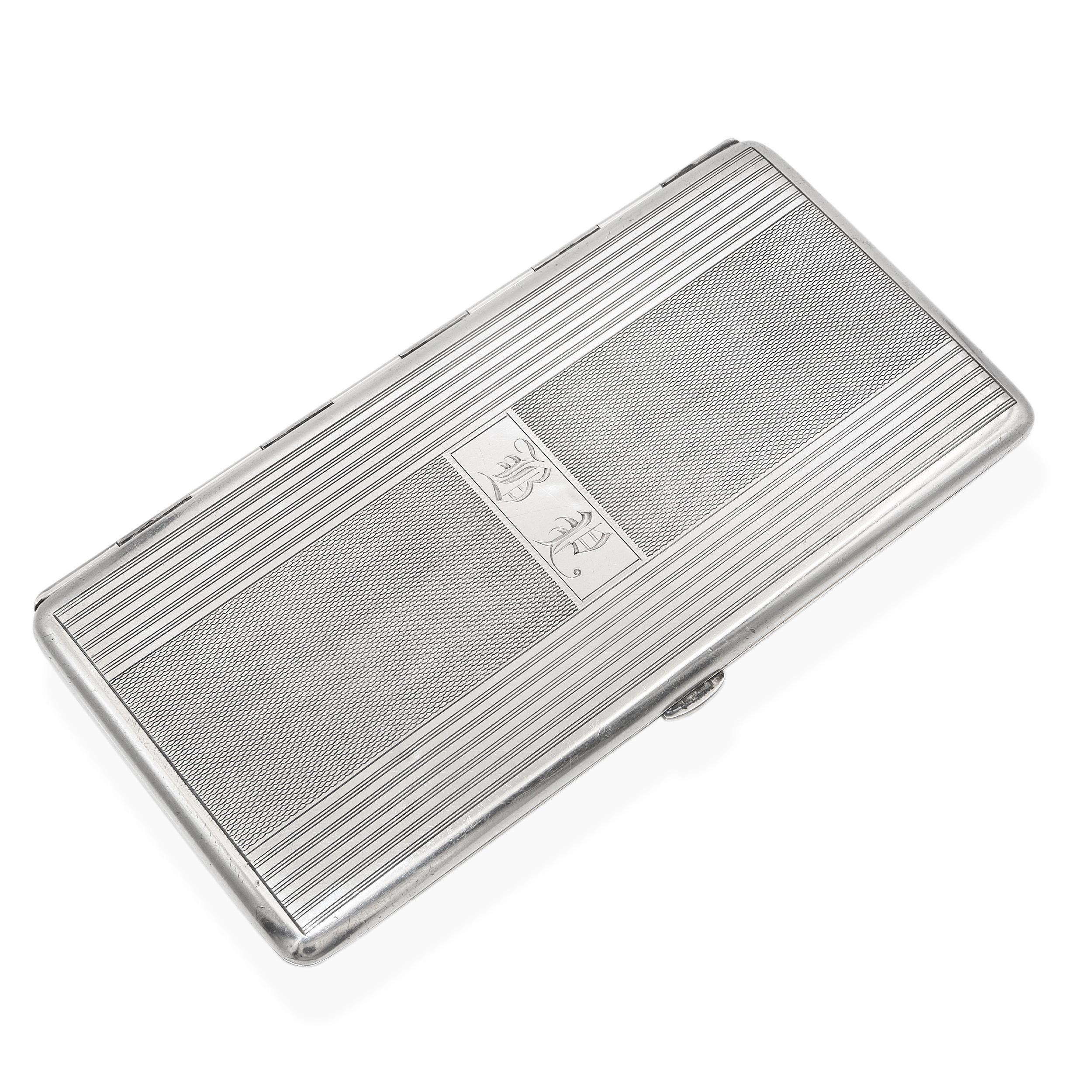 Cet étui à cigarettes ancien est fabriqué en argent sterling (testé) et présente un extérieur guilloché raffiné avec un cartouche de monogramme gravé. La véritable beauté se trouve à l'intérieur, où l'on découvre un extraordinaire panneau décoré à