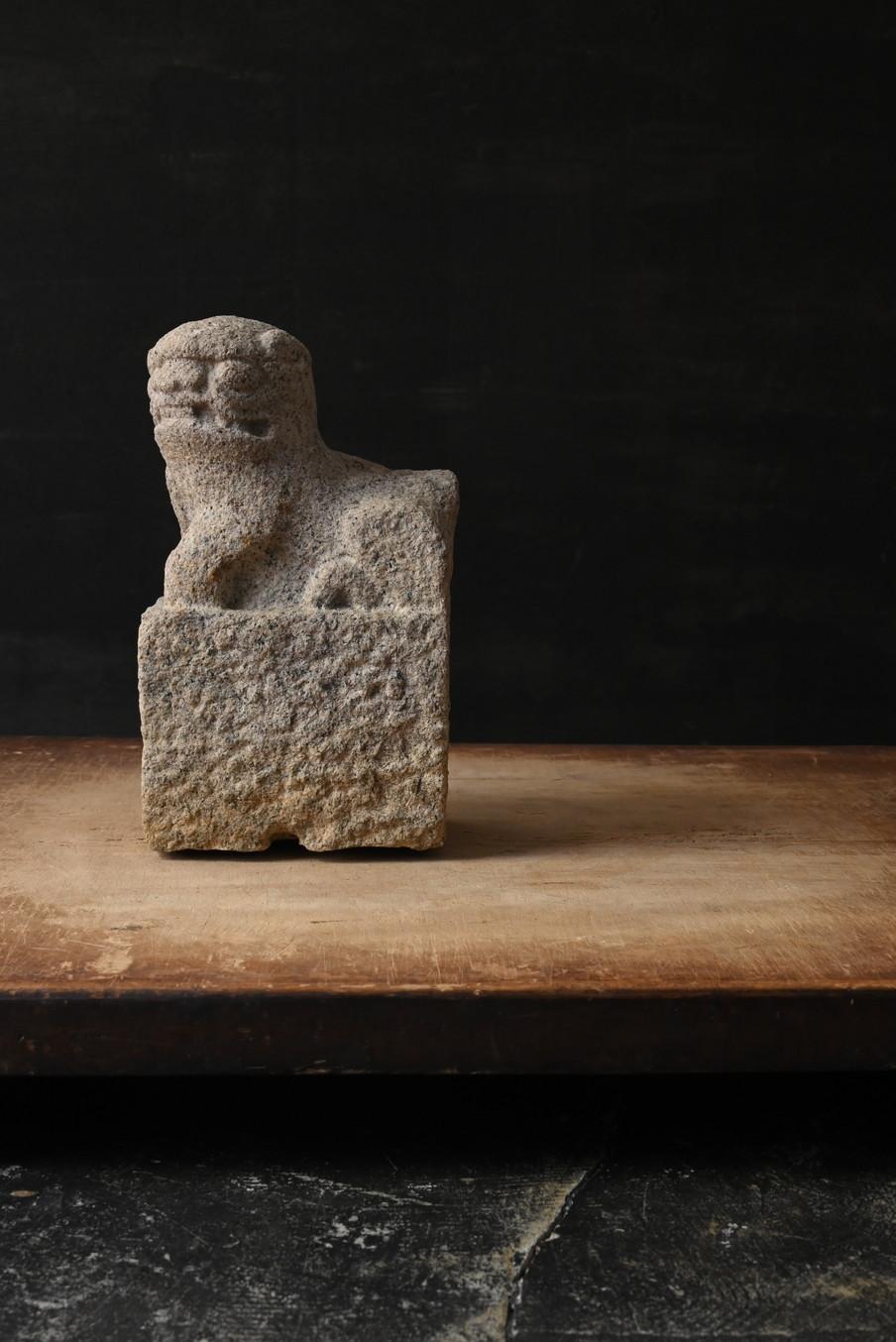 We are pleased to introduce this charming Komainu (guardian lion-dog) statue, believed to have been crafted in the late Edo period of Japan (mid-1800s). Komainu are mythical guardian creatures that have long protected Shinto shrines and Buddhist