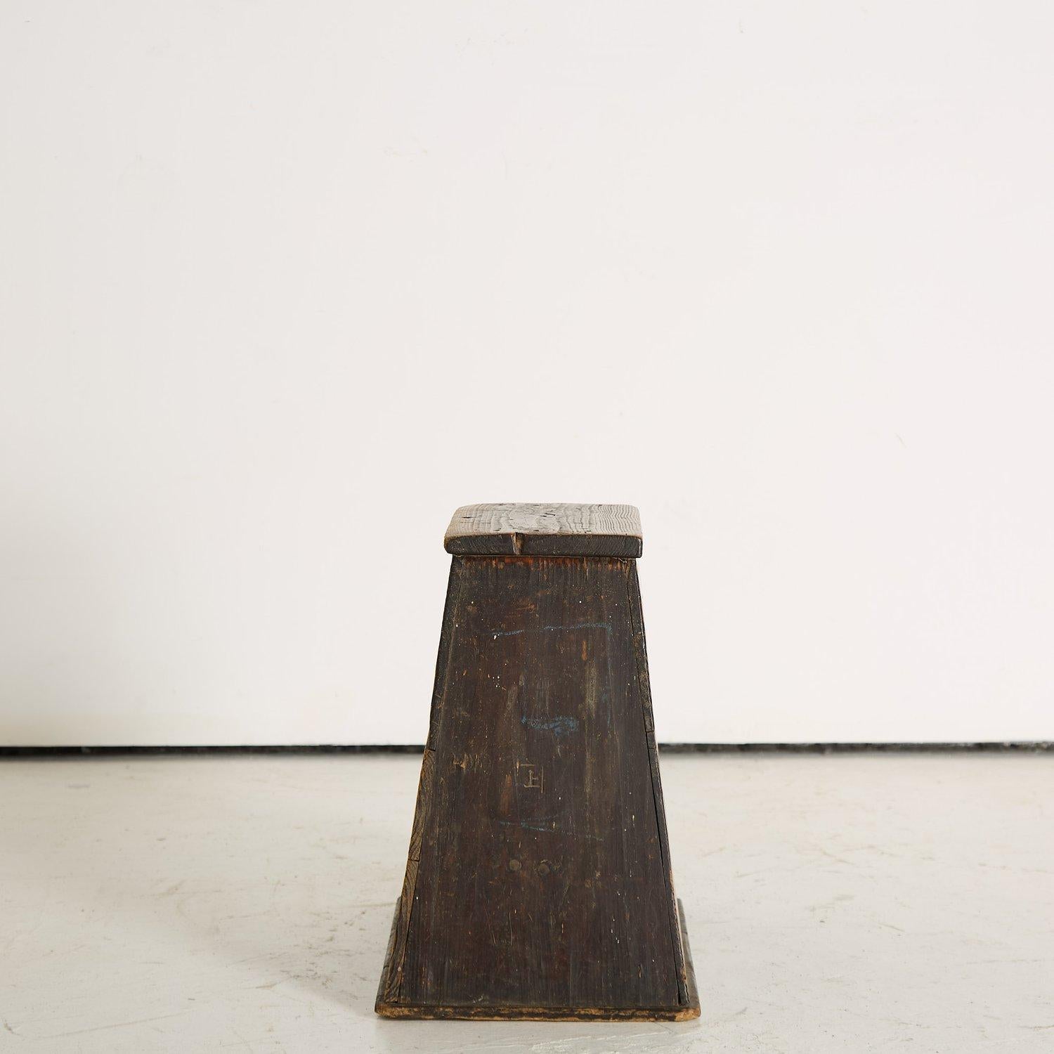 Antique Japanese Street Vendor Stool in Original Paint, 1890s In Good Condition For Sale In London, England