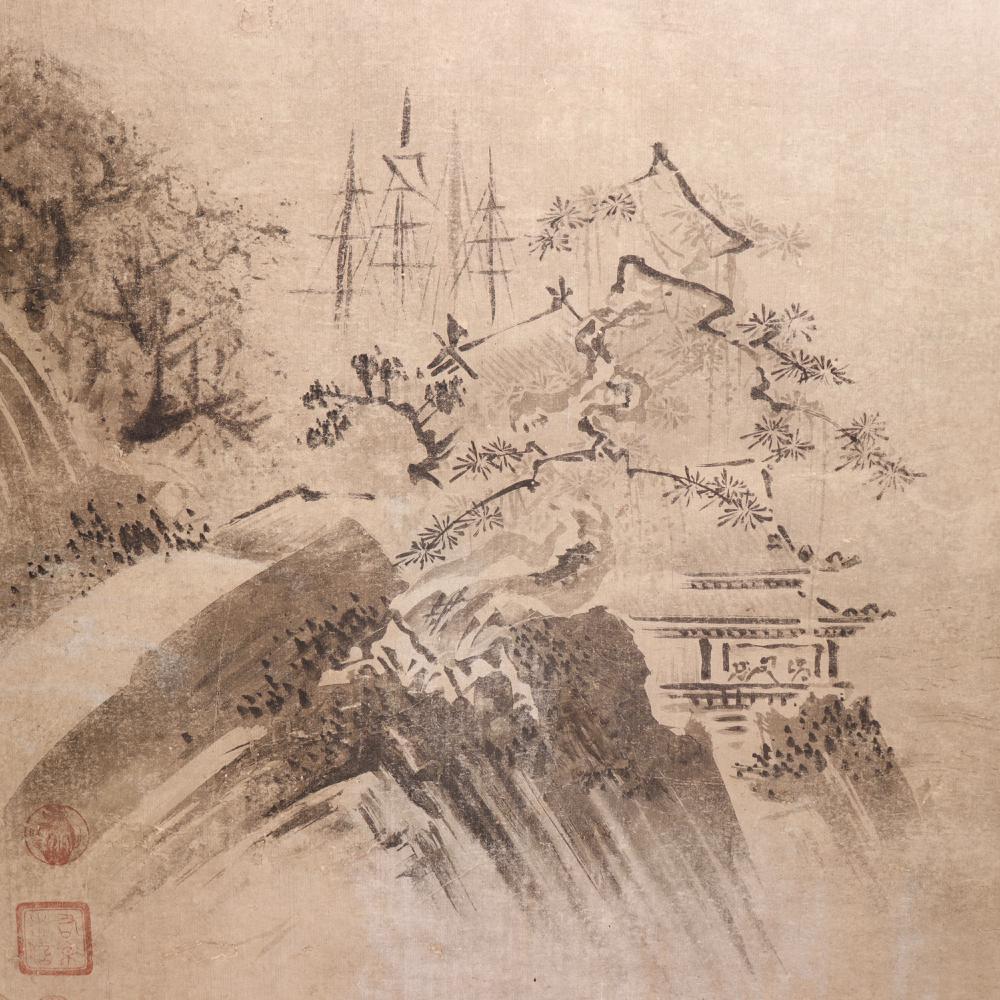 Paysage ancien japonais Suibokuga par Kano Tokinobu, 17e siècle. Peinture à l'encre sumi-e sur papier illustrant un paysage de bord de mer rocheux avec des bâtiments, de la végétation et des mâts de navire. Le tableau avec 3 sceaux vermillon de
