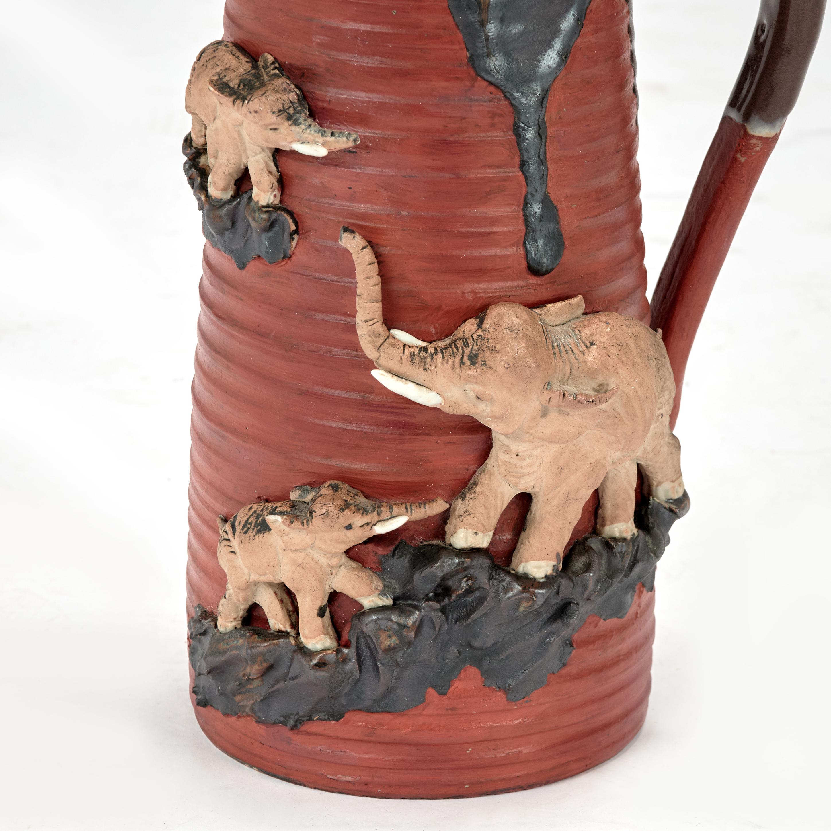 Anglo-japonais Pichet ancien en poterie japonaise Sumida Gaia avec éléphants en vente