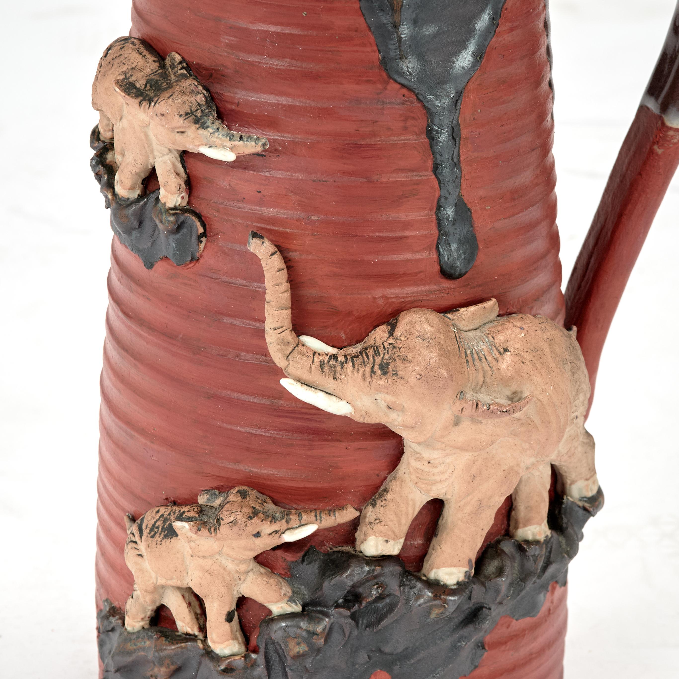 Japonais Pichet ancien en poterie japonaise Sumida Gaia avec éléphants en vente
