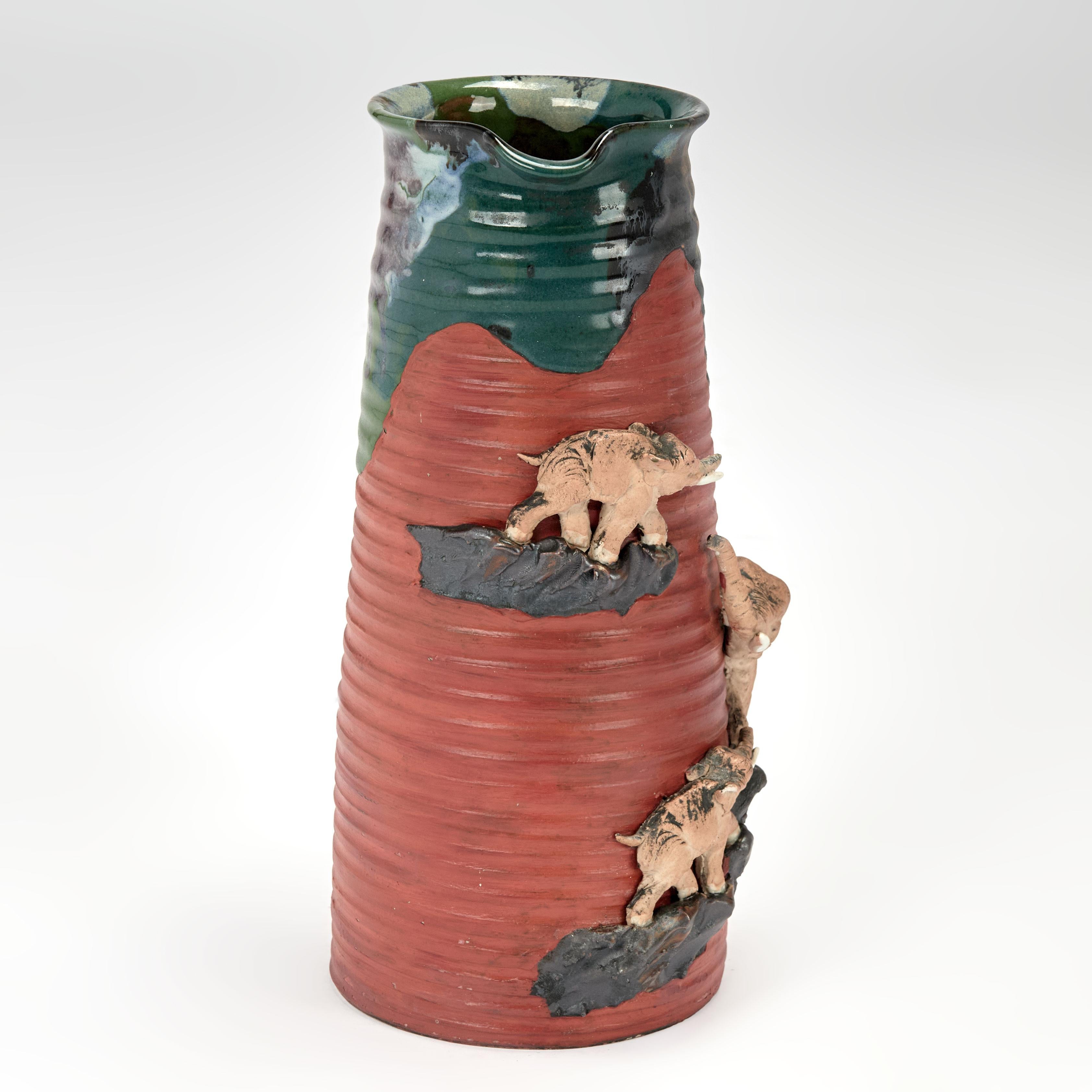 Vernissé Pichet ancien en poterie japonaise Sumida Gaia avec éléphants en vente
