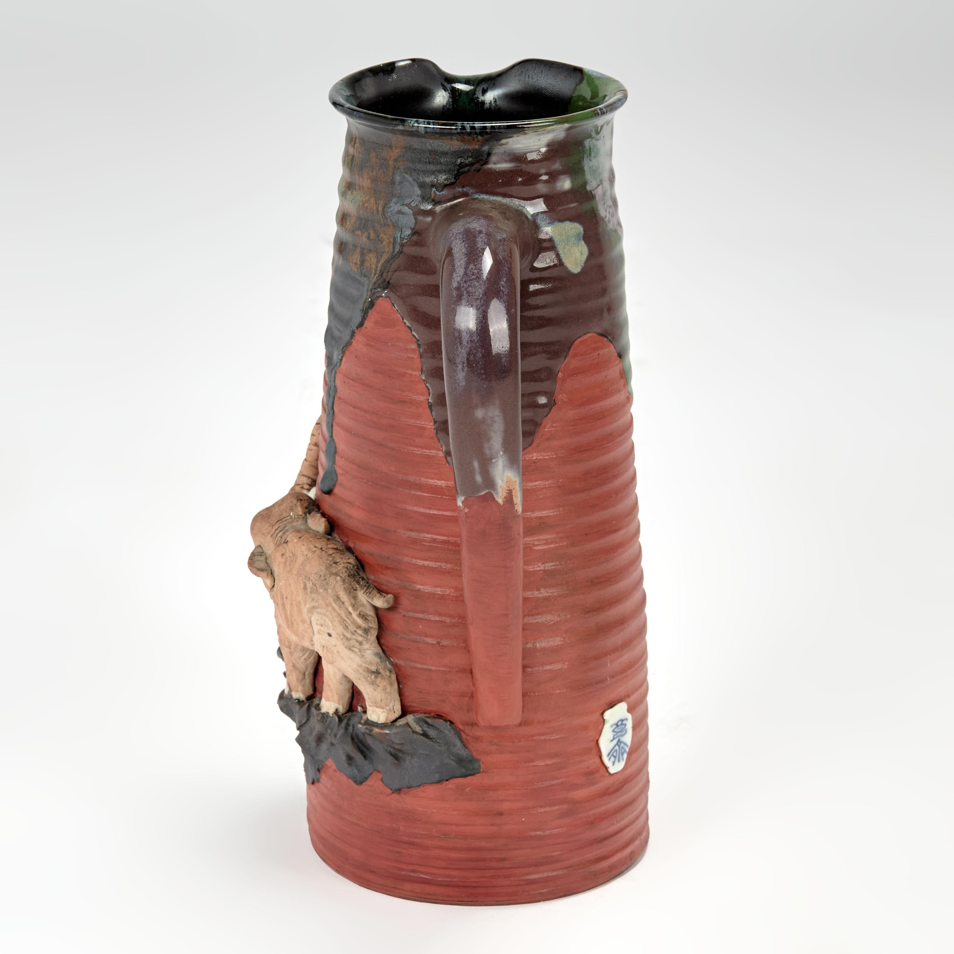Poteries Pichet ancien en poterie japonaise Sumida Gaia avec éléphants en vente