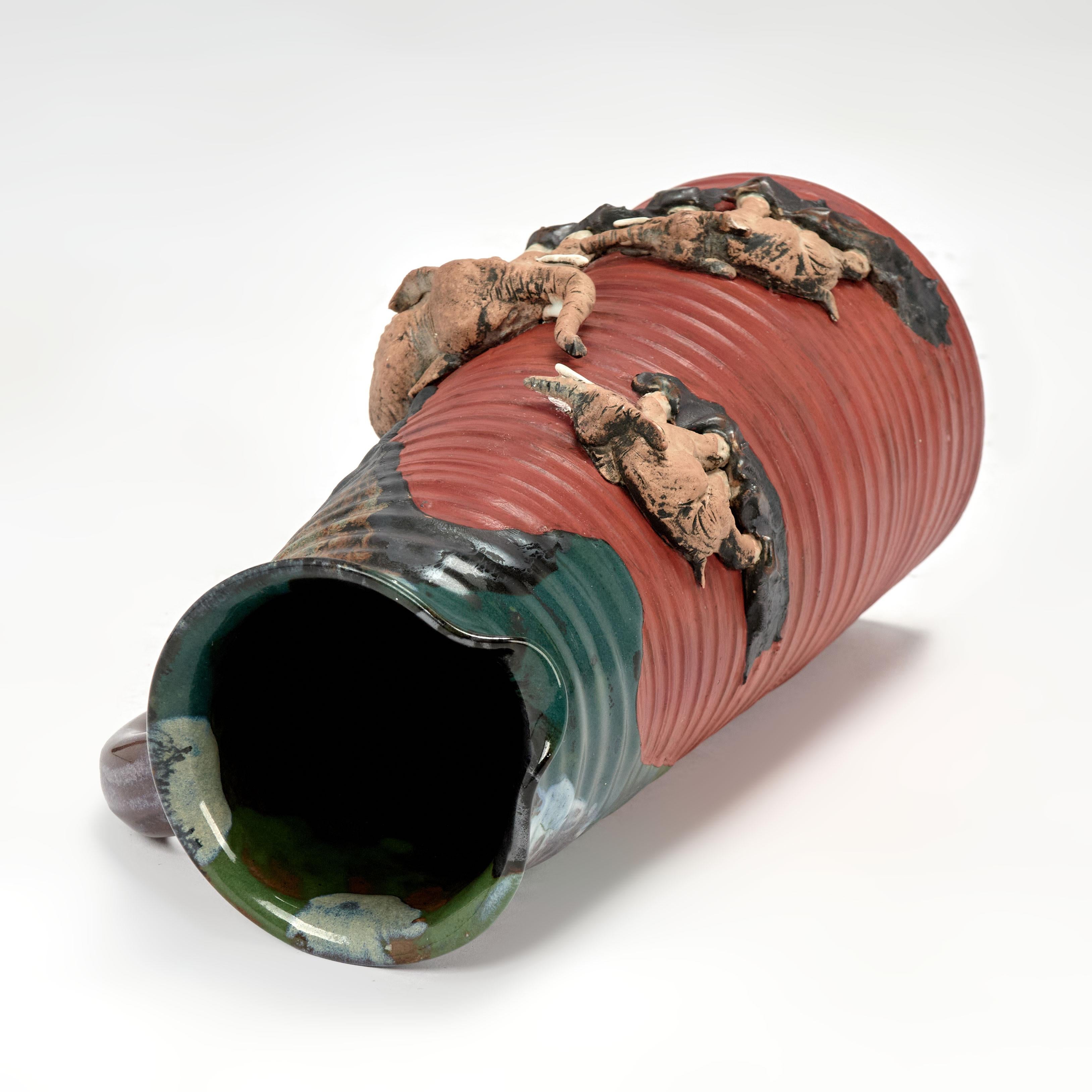 Pichet ancien en poterie japonaise Sumida Gaia avec éléphants en vente 1