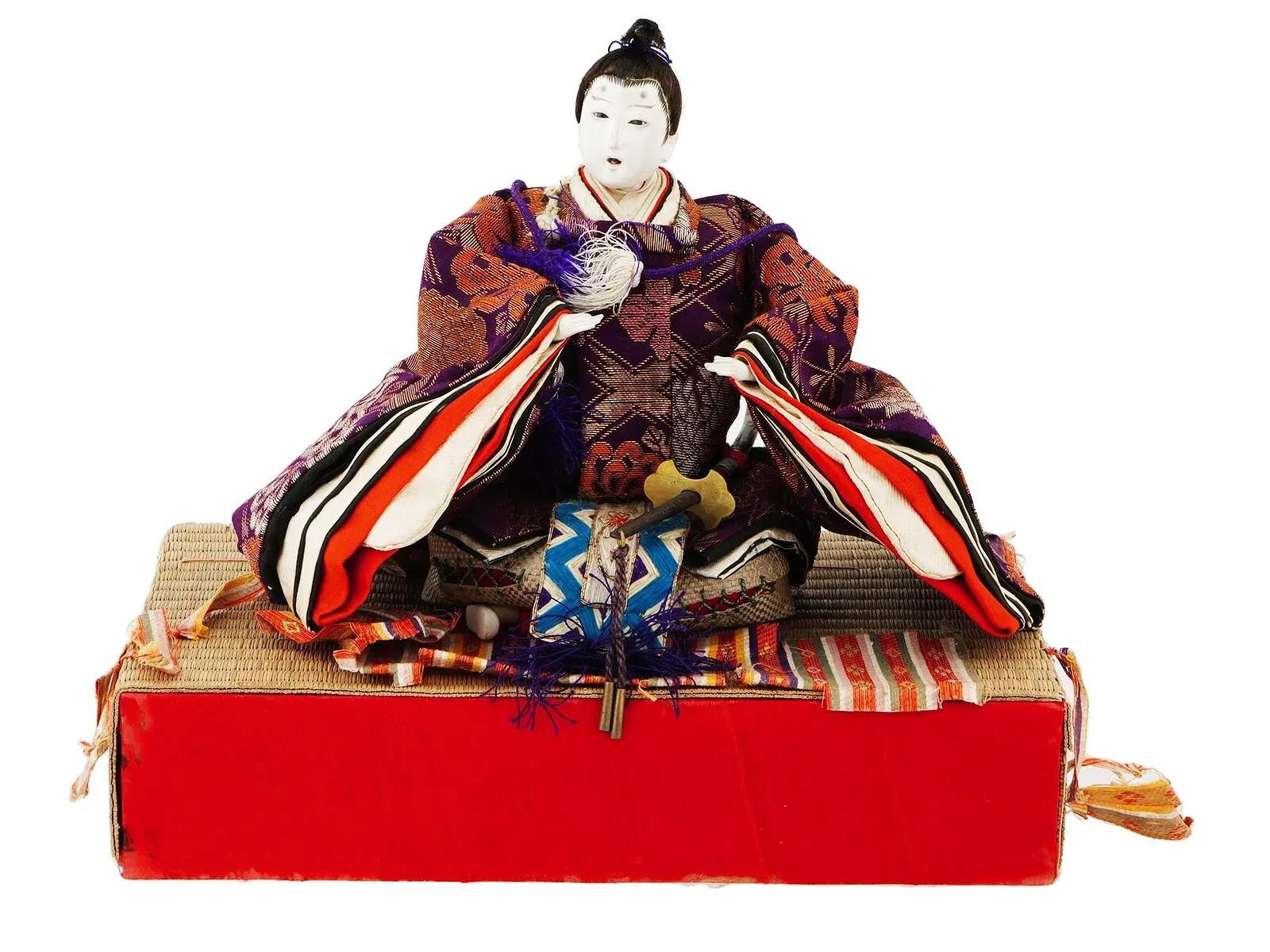 Ancienne poupée japonaise traditionnelle Hinamatsuri Ningyo pour la célébration traditionnelle de la Journée des filles, très probablement de la période Taisho, 1912 à 1926. La poupée représente un empereur japonais portant des vêtements brodés.