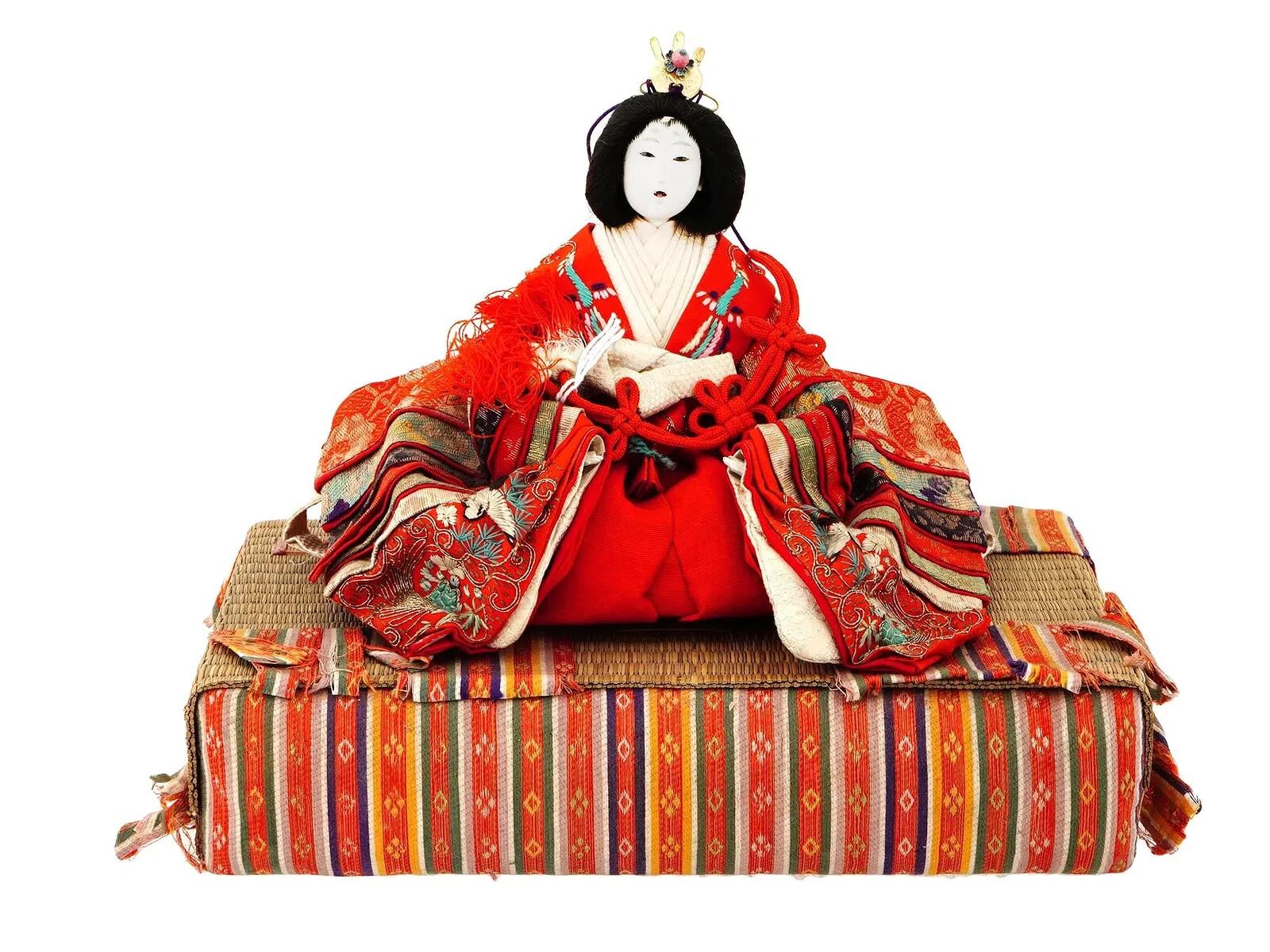 Ancienne poupée japonaise traditionnelle Hinamatsuri Ningyo pour la célébration traditionnelle de la Journée des filles, très probablement de la période Taisho, 1912 à 1926. La poupée représente une impératrice japonaise portant des vêtements