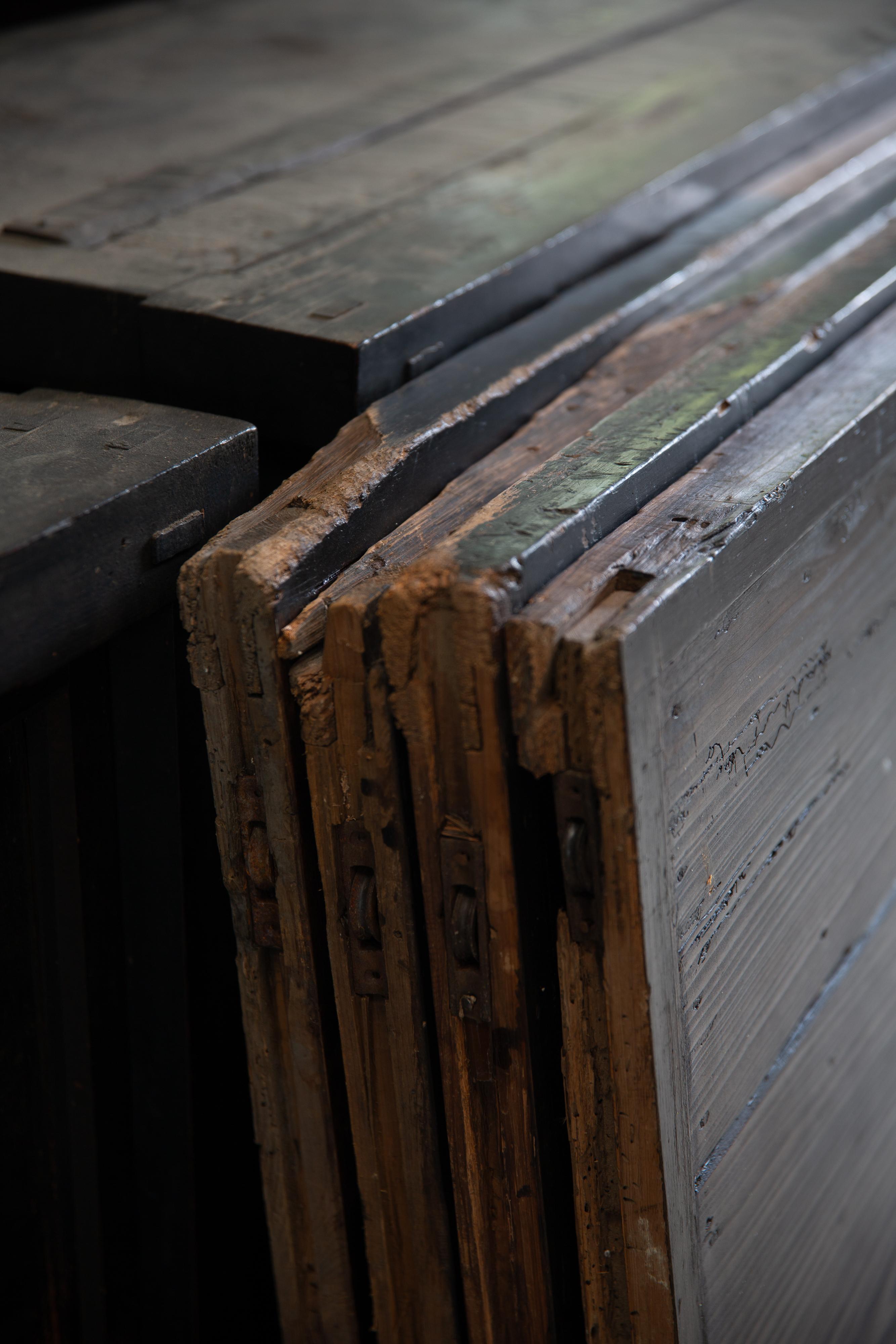 Antike japanische hohe und dicke Urushi-Holzschienentüren aus Holz, wabi sabi primitiv im Angebot 7
