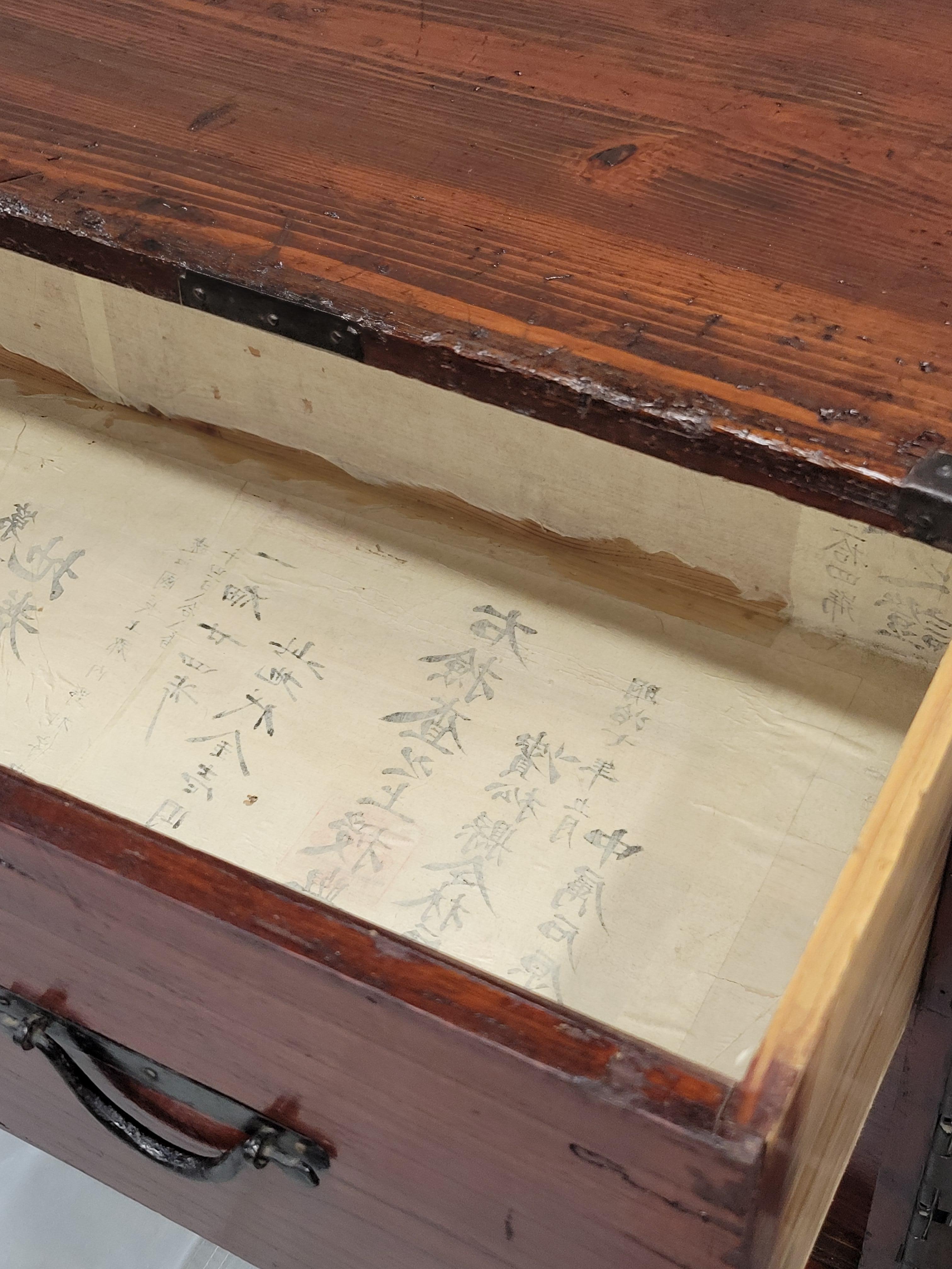 Antike japanische Tansu Kommode mit Schubladen auf Contemporary Metal Stand Konsole (Japanisch) im Angebot