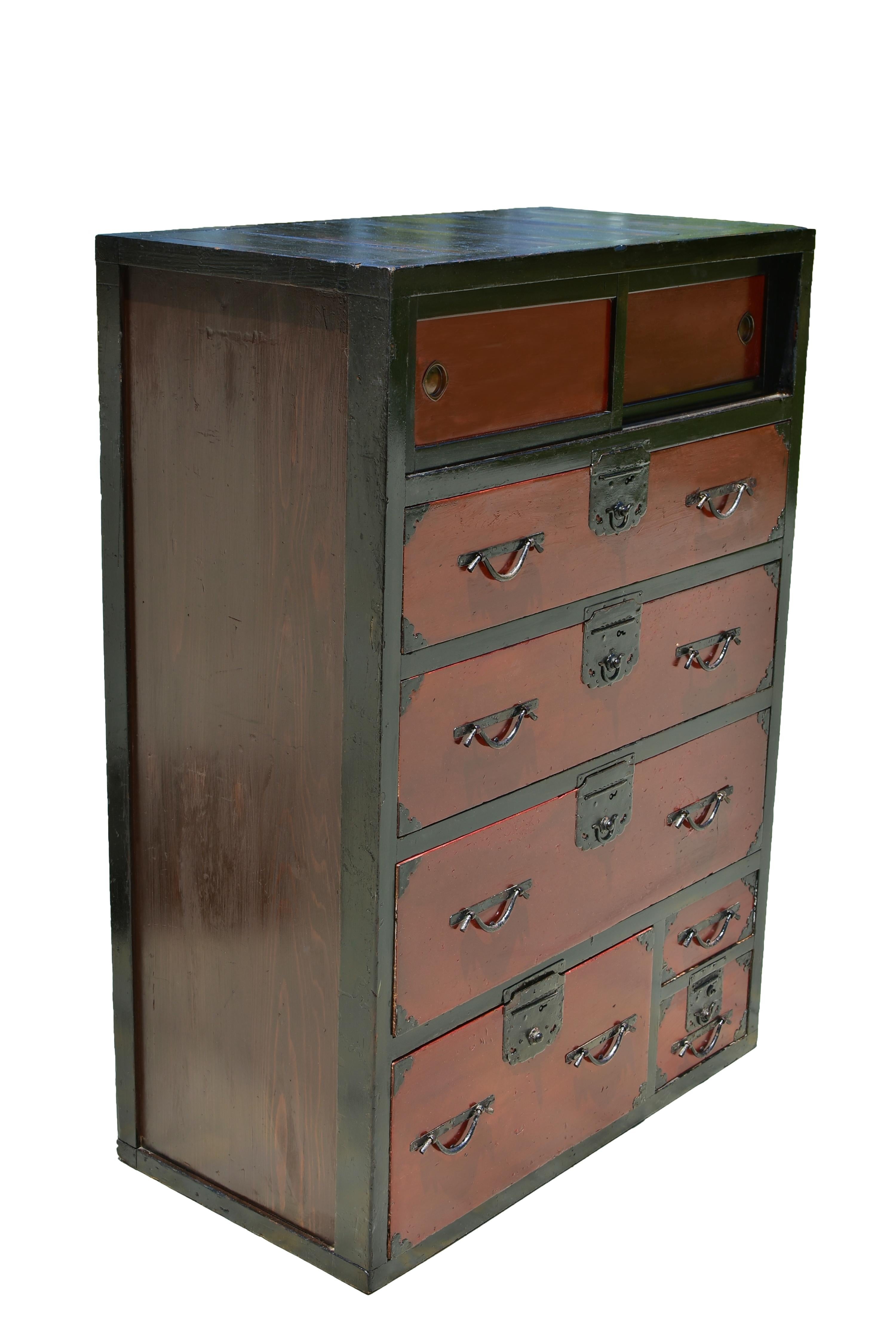 Tansu Taisho Japonés Antiguo Lacado en Dos Tonos 47 Forjado en venta