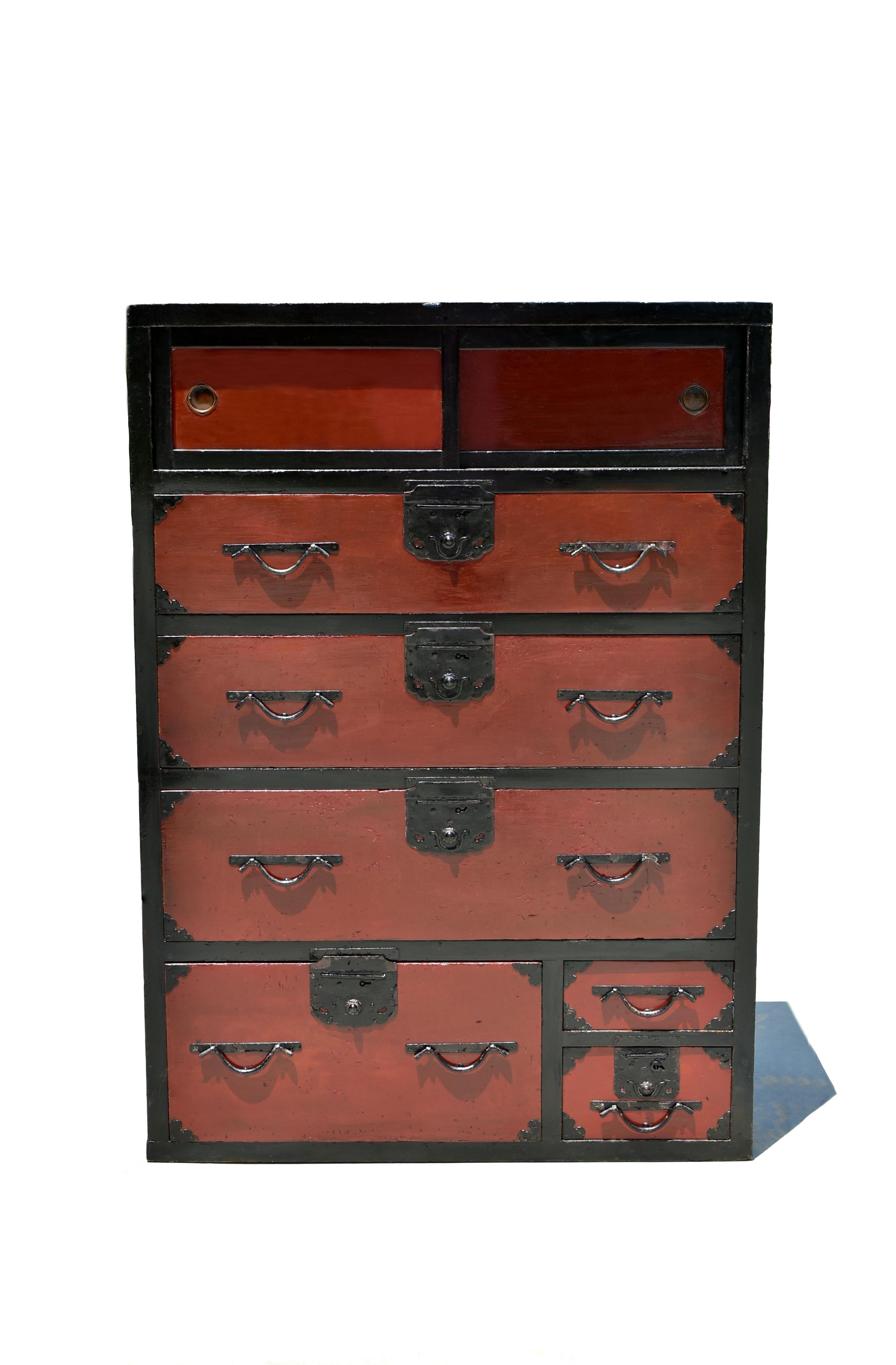 Tansu Taisho Japonés Antiguo Lacado en Dos Tonos 47 en Bueno estado para la venta en Somis, CA