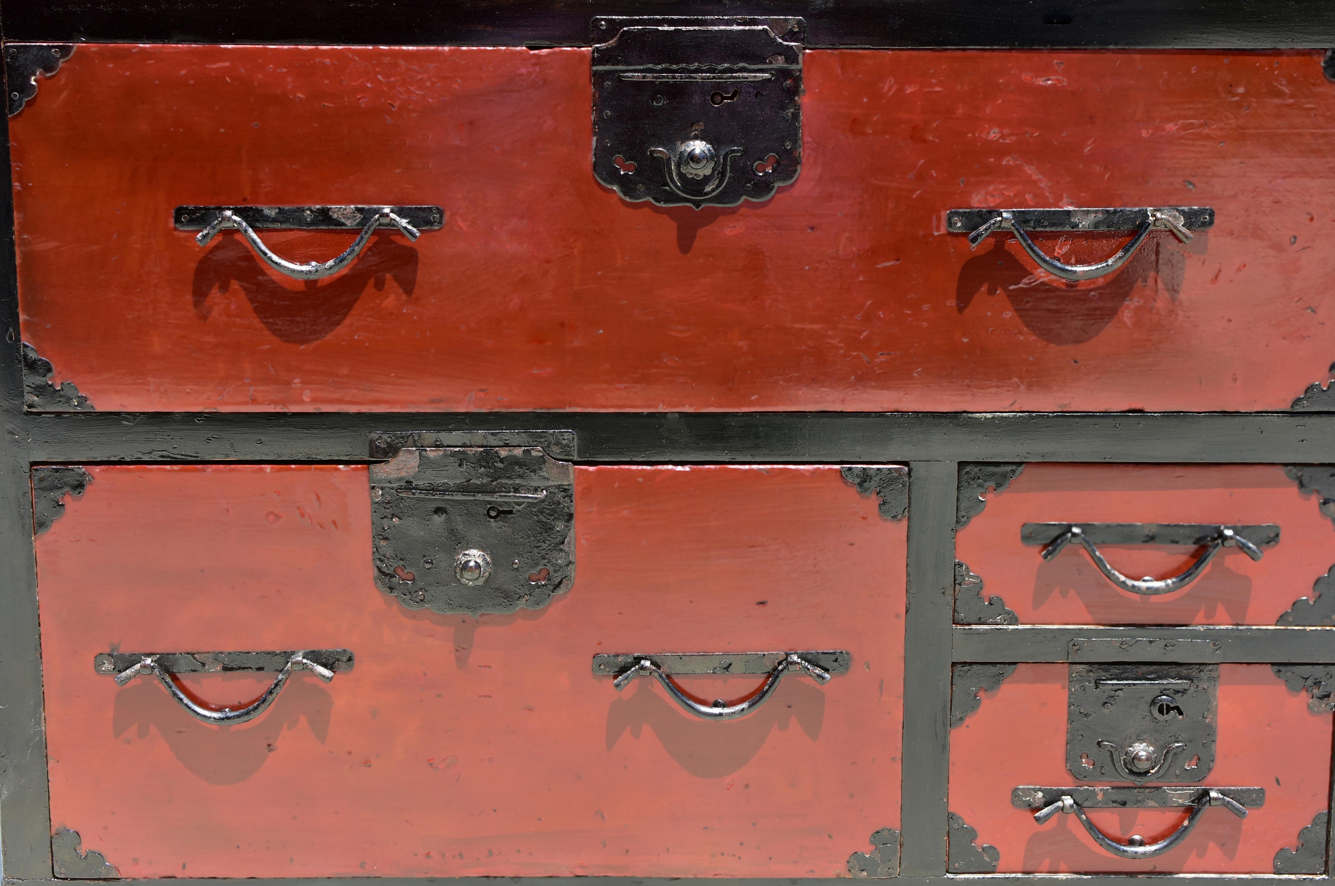 Tansu Taisho Japonés Antiguo Lacado en Dos Tonos 47 Hierro en venta