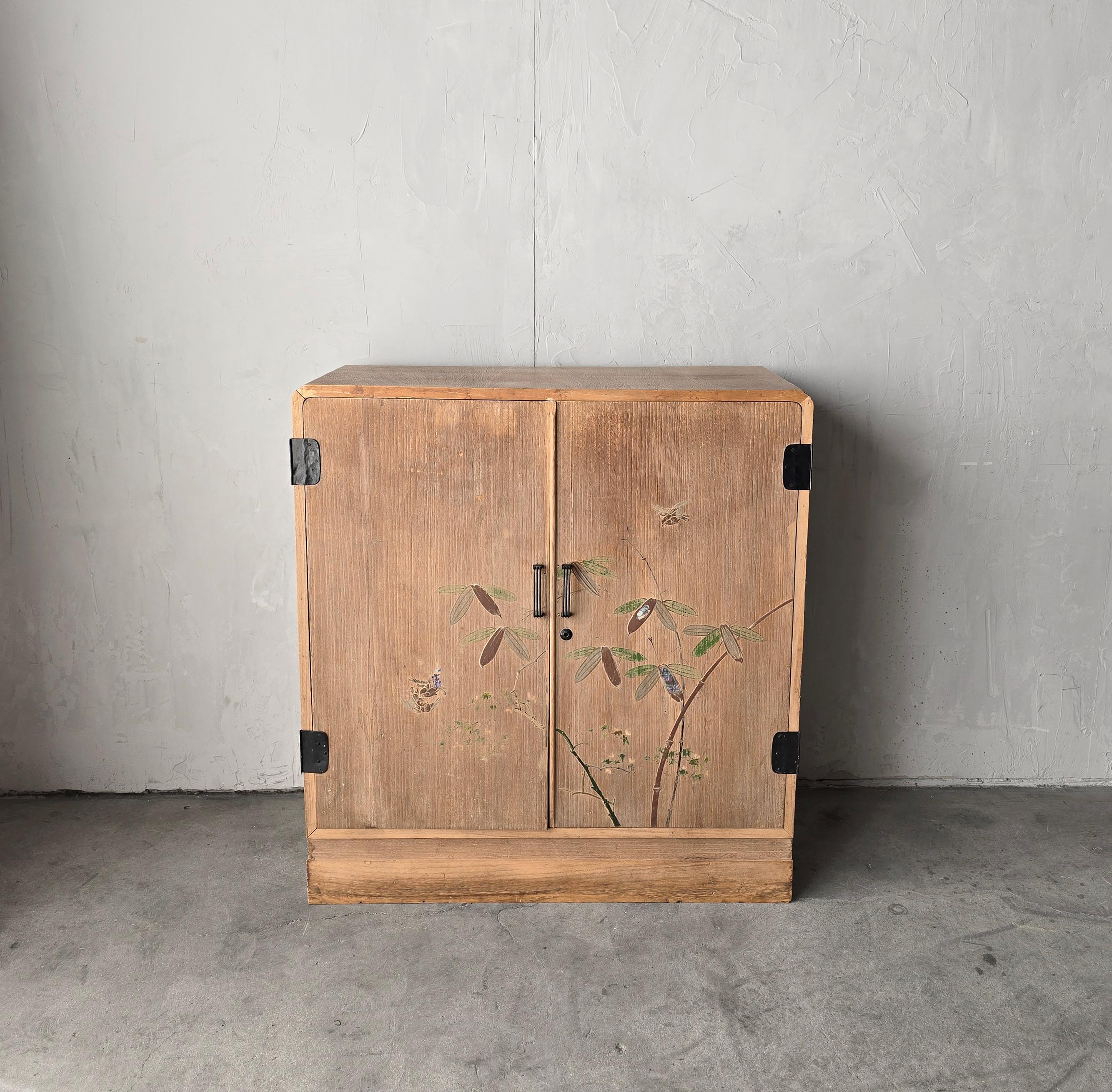 Un bellissimo esempio di antico mobile giapponese per cartelle piatte o buffet.  Questo pezzo è bellissimo, con innumerevoli decenni di carattere dovuto all'età e all'uso.  Realizzato in legno di teak con una bella raffigurazione floreale dipinta a