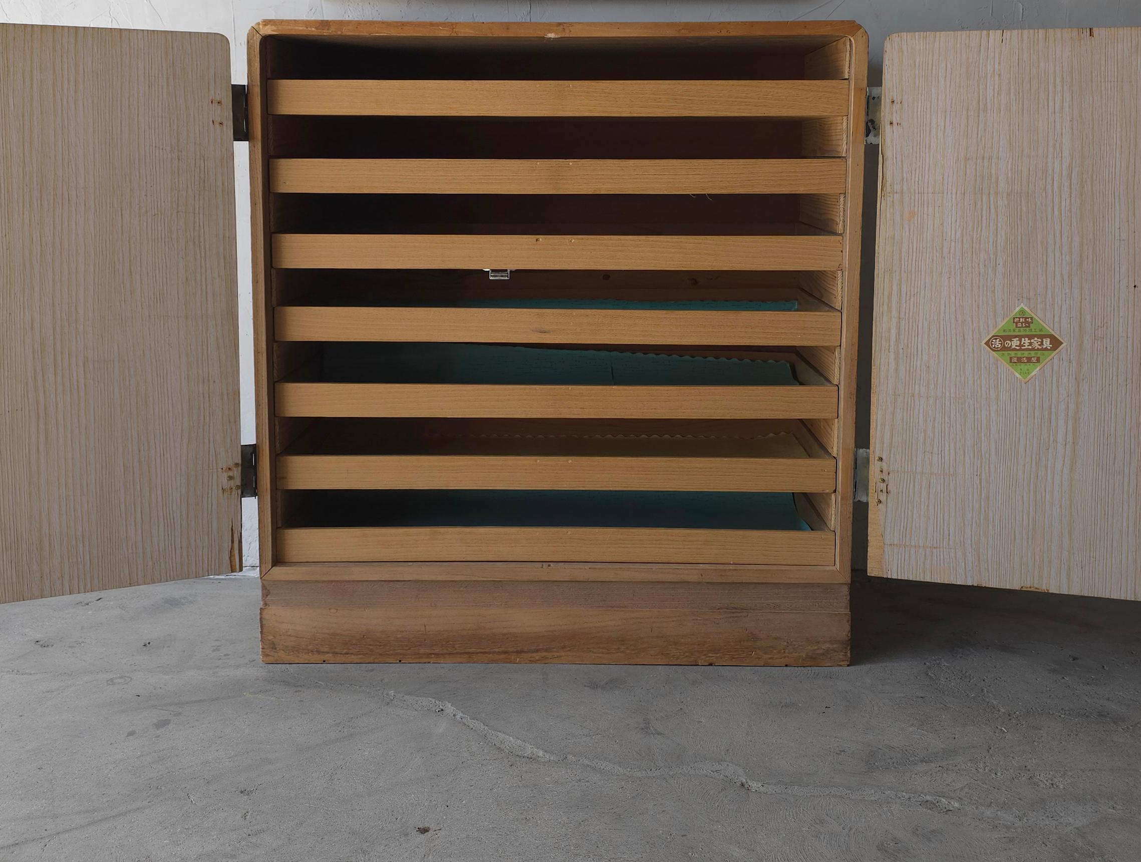 Antico mobile contenitore a buffet piatto in teak giapponese in vendita 1