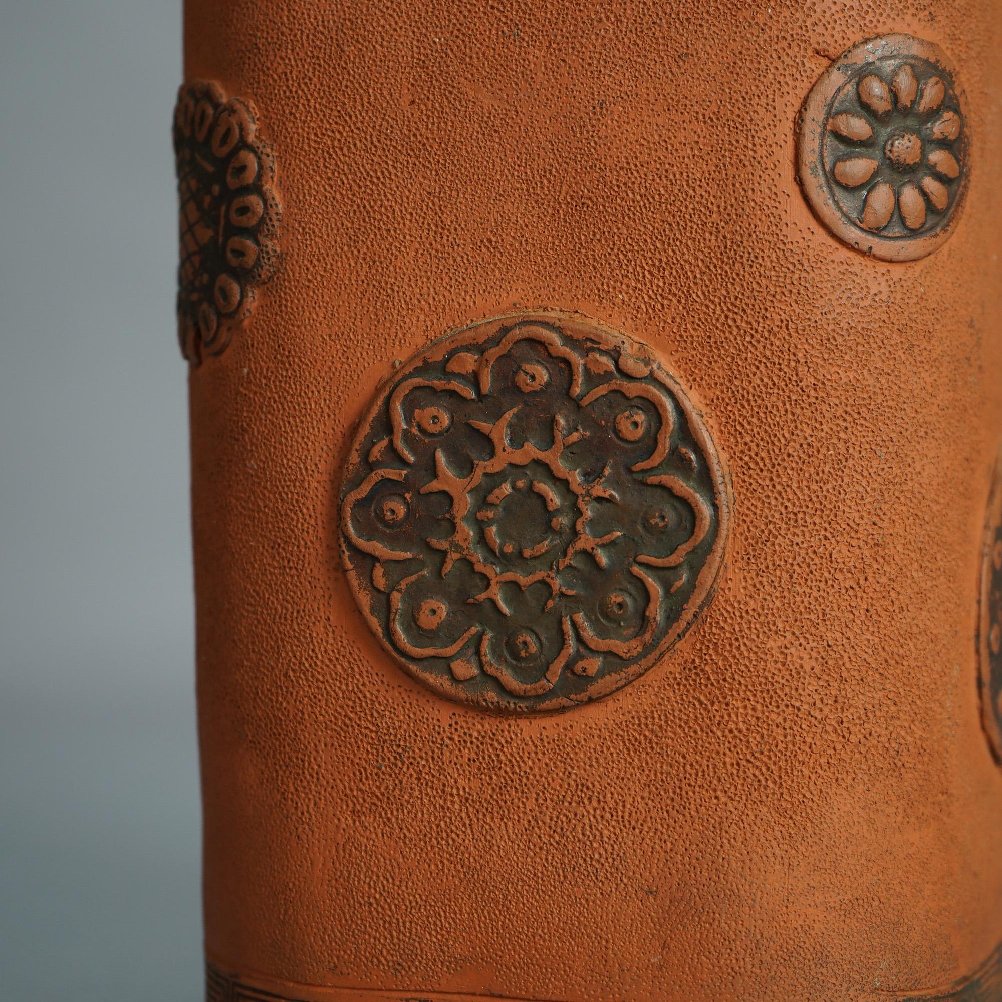 Vase japonais ancien en terre cuite avec éléments floraux stylisés, vers 1930

Mesures - 15 