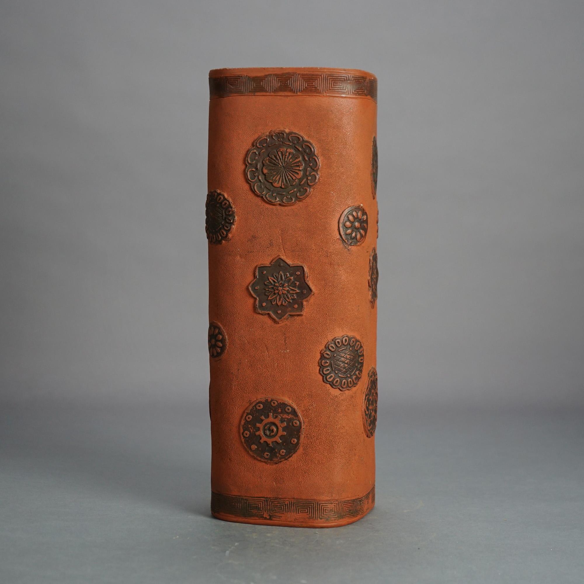 Japonais Vase japonais ancien en terre cuite avec éléments floraux stylisés, vers 1930 en vente