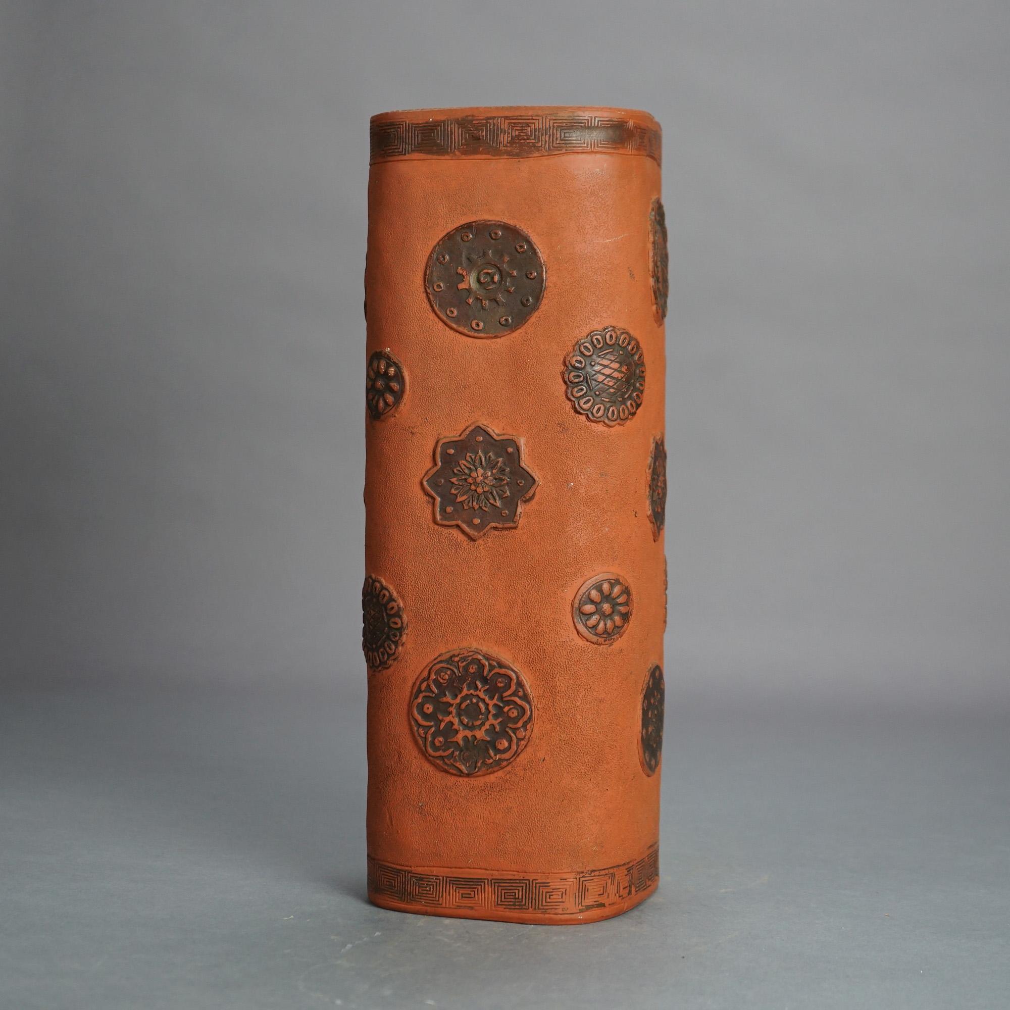 Vase japonais ancien en terre cuite avec éléments floraux stylisés, vers 1930 Bon état - En vente à Big Flats, NY
