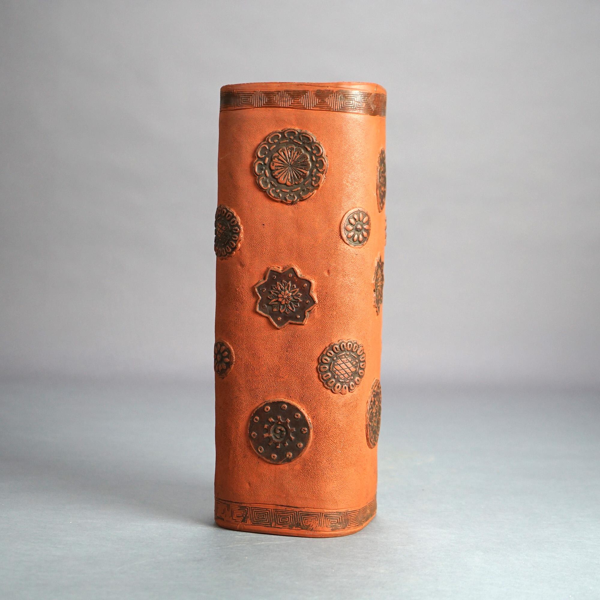 20ième siècle Vase japonais ancien en terre cuite avec éléments floraux stylisés, vers 1930 en vente