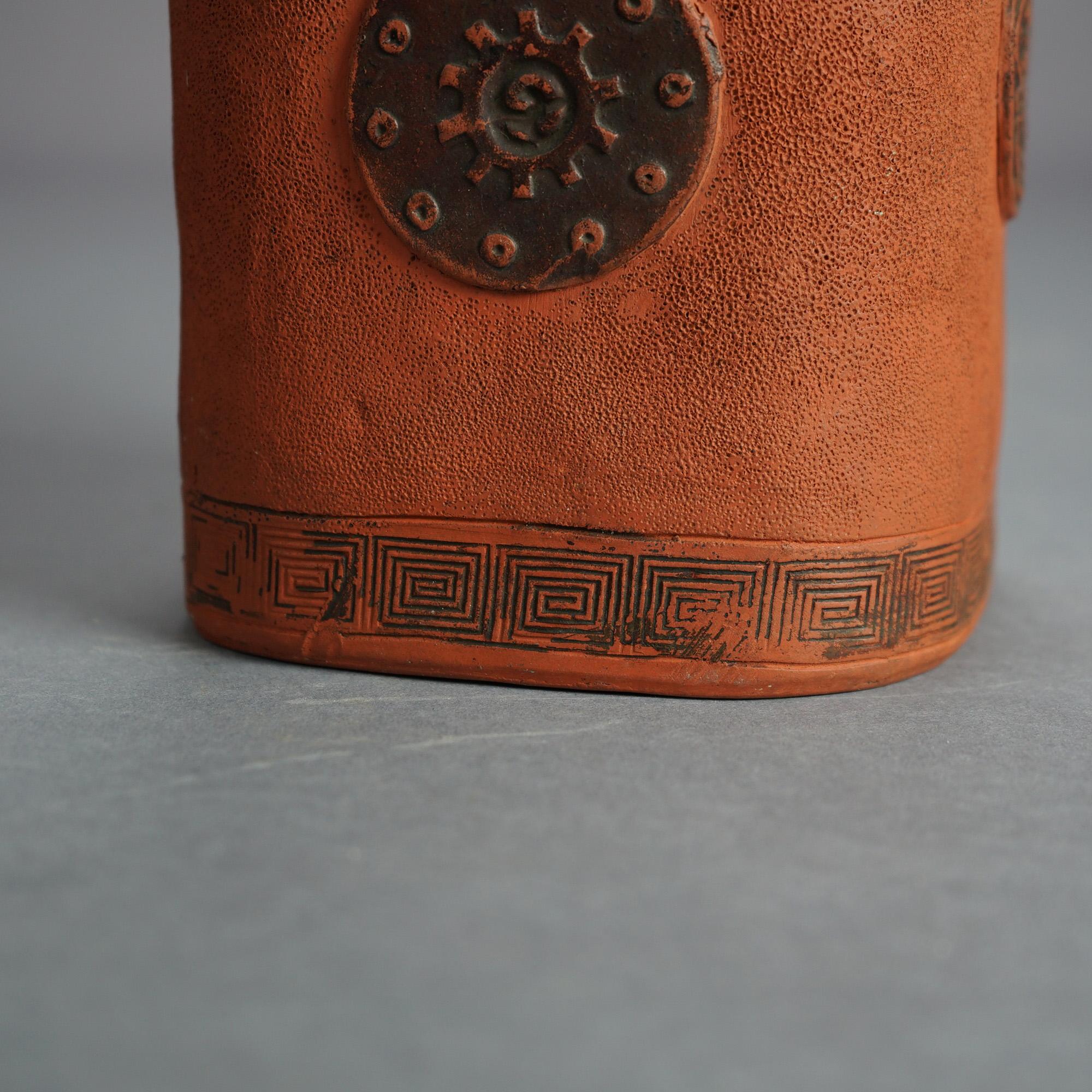 Terre cuite Vase japonais ancien en terre cuite avec éléments floraux stylisés, vers 1930 en vente