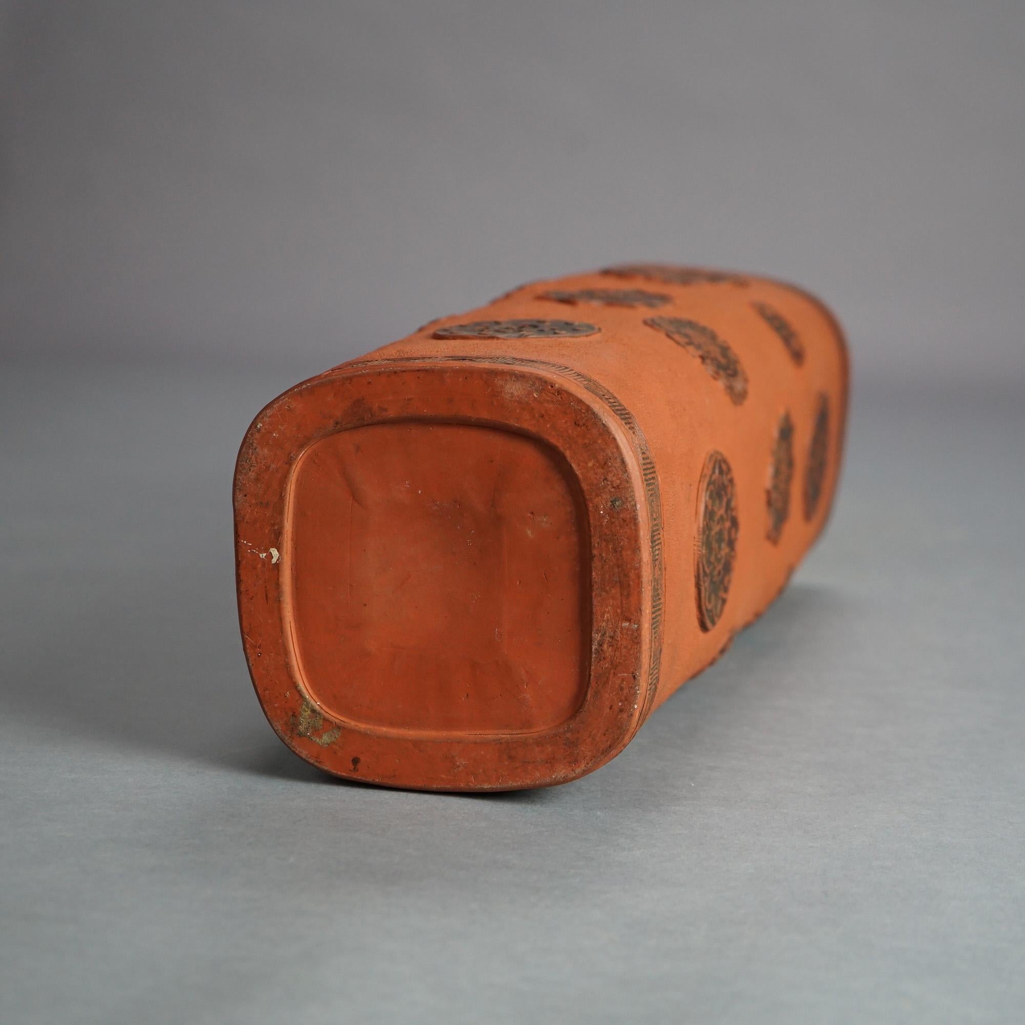 Vase japonais ancien en terre cuite avec éléments floraux stylisés, vers 1930 en vente 1