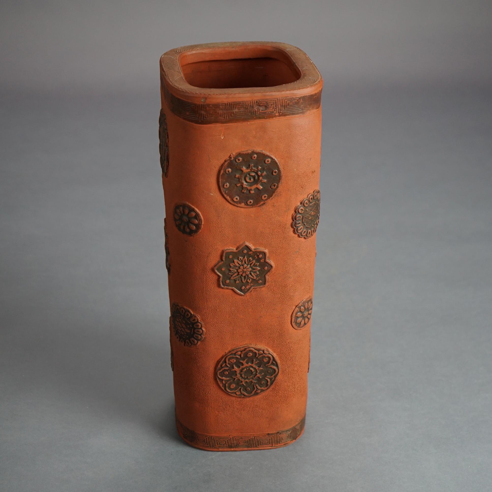 Vase japonais ancien en terre cuite avec éléments floraux stylisés, vers 1930 en vente 2