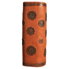 Antike japanische Terrakotta-Vase aus Terrakotta mit stilisierten Blumenelementen, um 1930