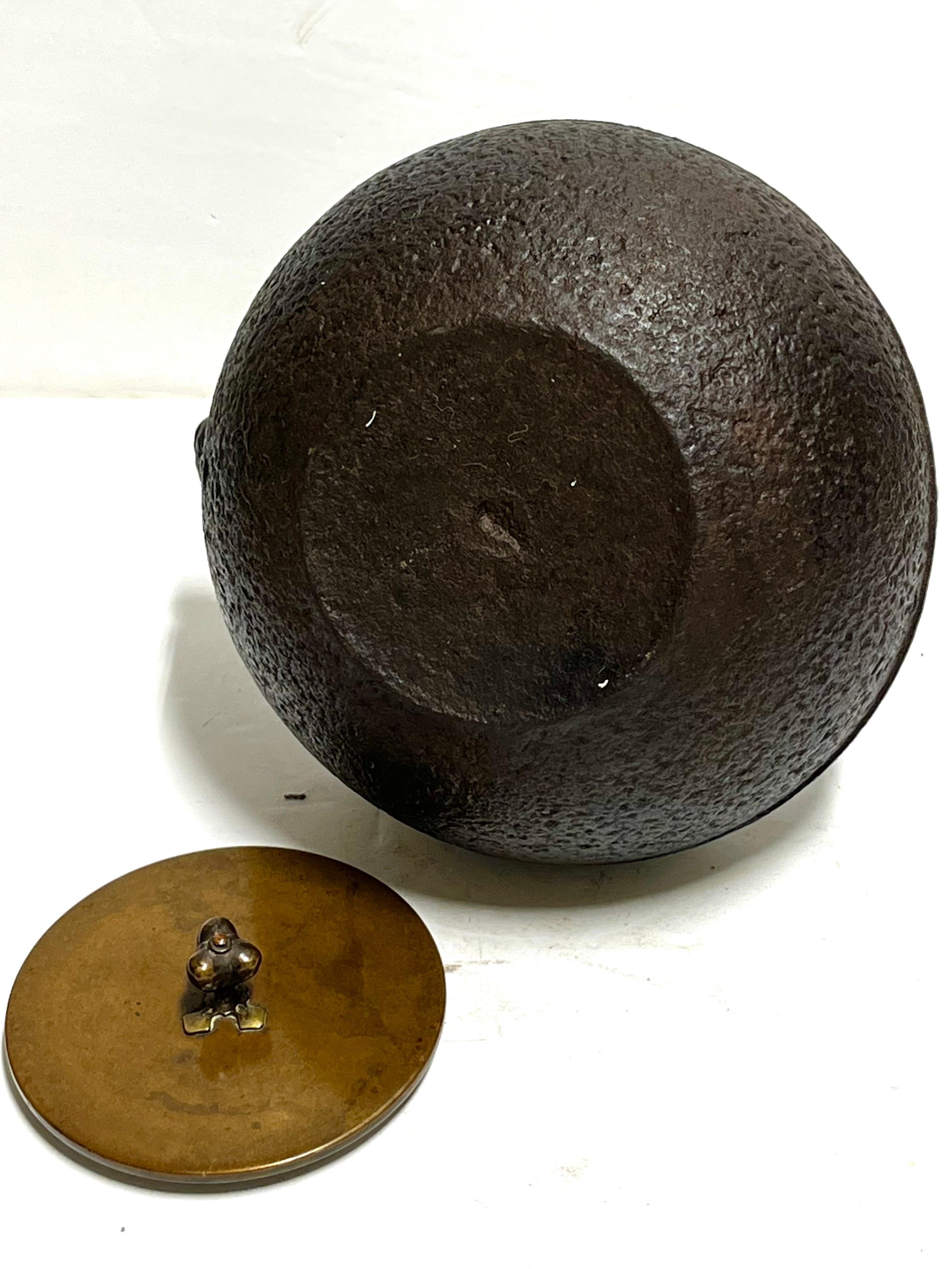 Antiker japanischer Tetsubin-Teekessel aus Bronze und Gusseisen, signiert, signiert 2