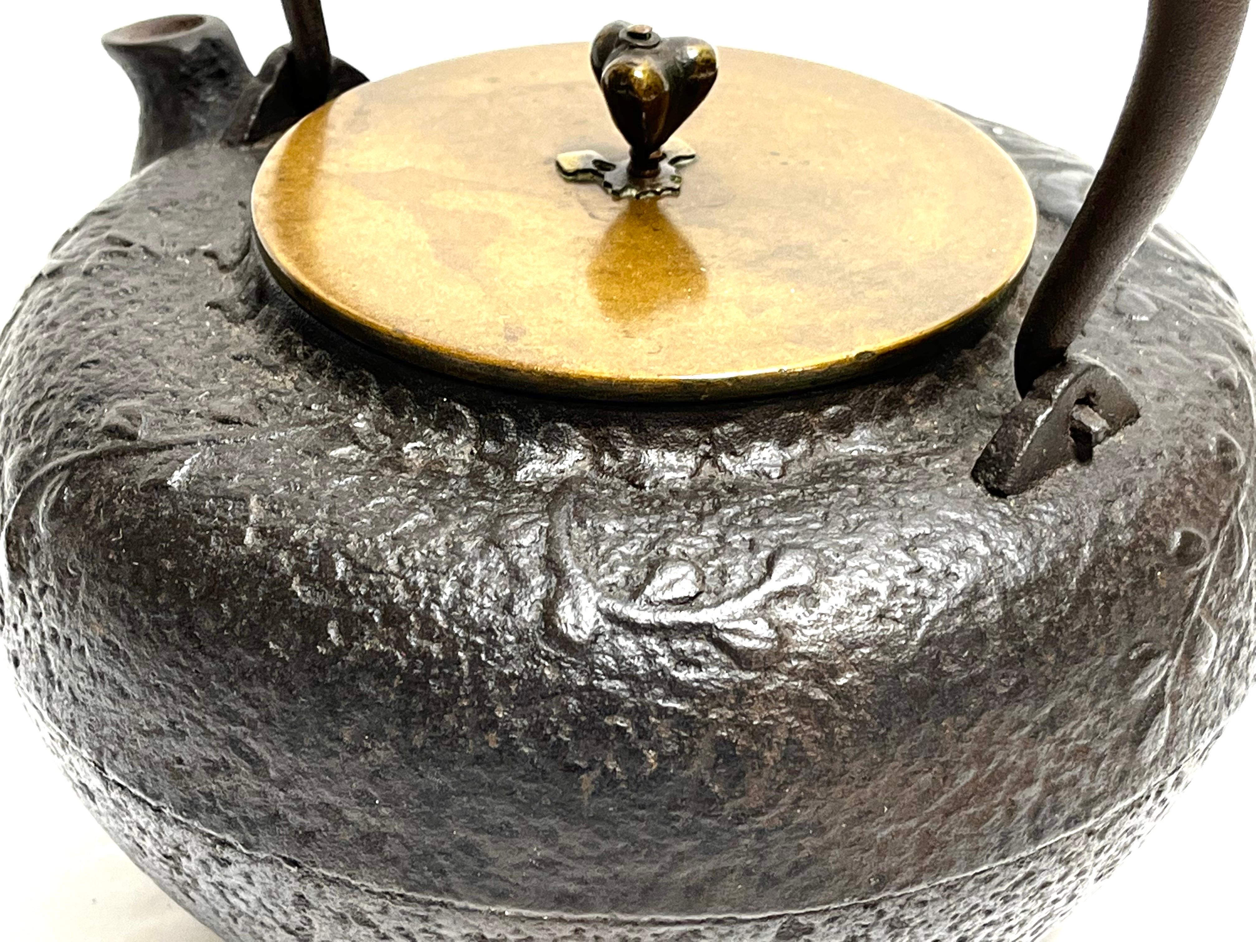 Antique Japanese Tetsubin Signed Bronze and Cast Iron Tea Pot Kettle In Good Condition In Atlanta, GA