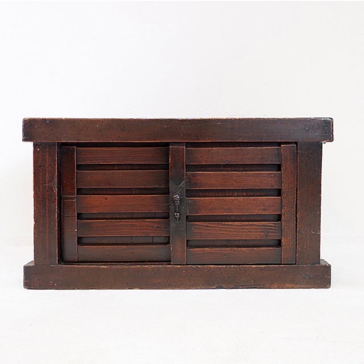 Antico todana tansu giapponese.

Usura coerente con l'età e l'uso.
 

Asia - Arte regionale - Minimalismo
Antico todana tansu giapponese. 2 porte scorrevoli con ampie doghe orizzontali. Ferramenta in ferro.
Misure: 88cmx45cm H. 48cm 