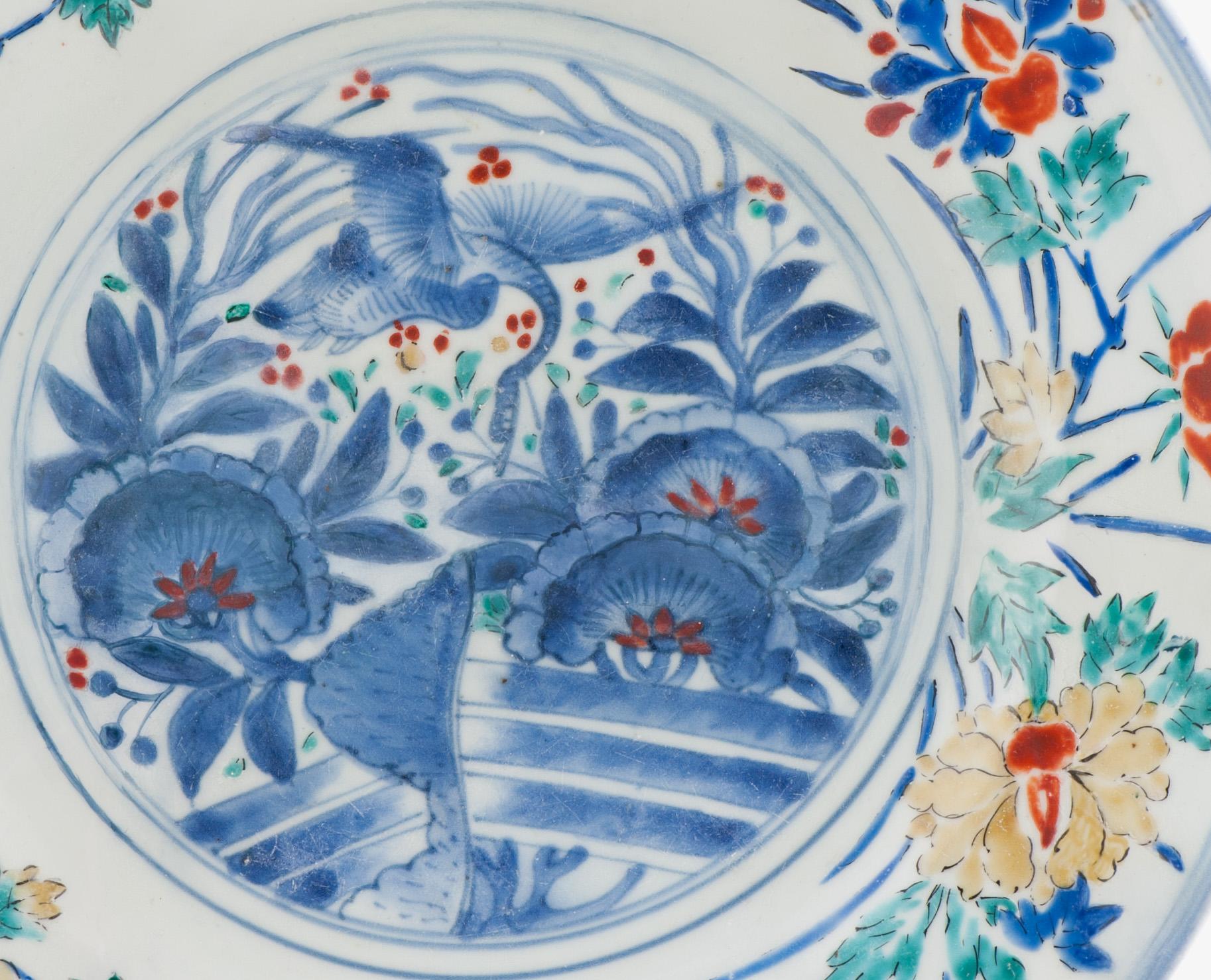 Un piatto Kakiemon
Periodo Edo (XVII secolo)

Decorato con i tipici smalti colorati su blu sottosmalto, con fiori e fogliame e uccelli tra le rocce.
Il colore che ne deriva
Periodo: 1660-1680

Provenienza: Dalla collezione di Phillips Allen