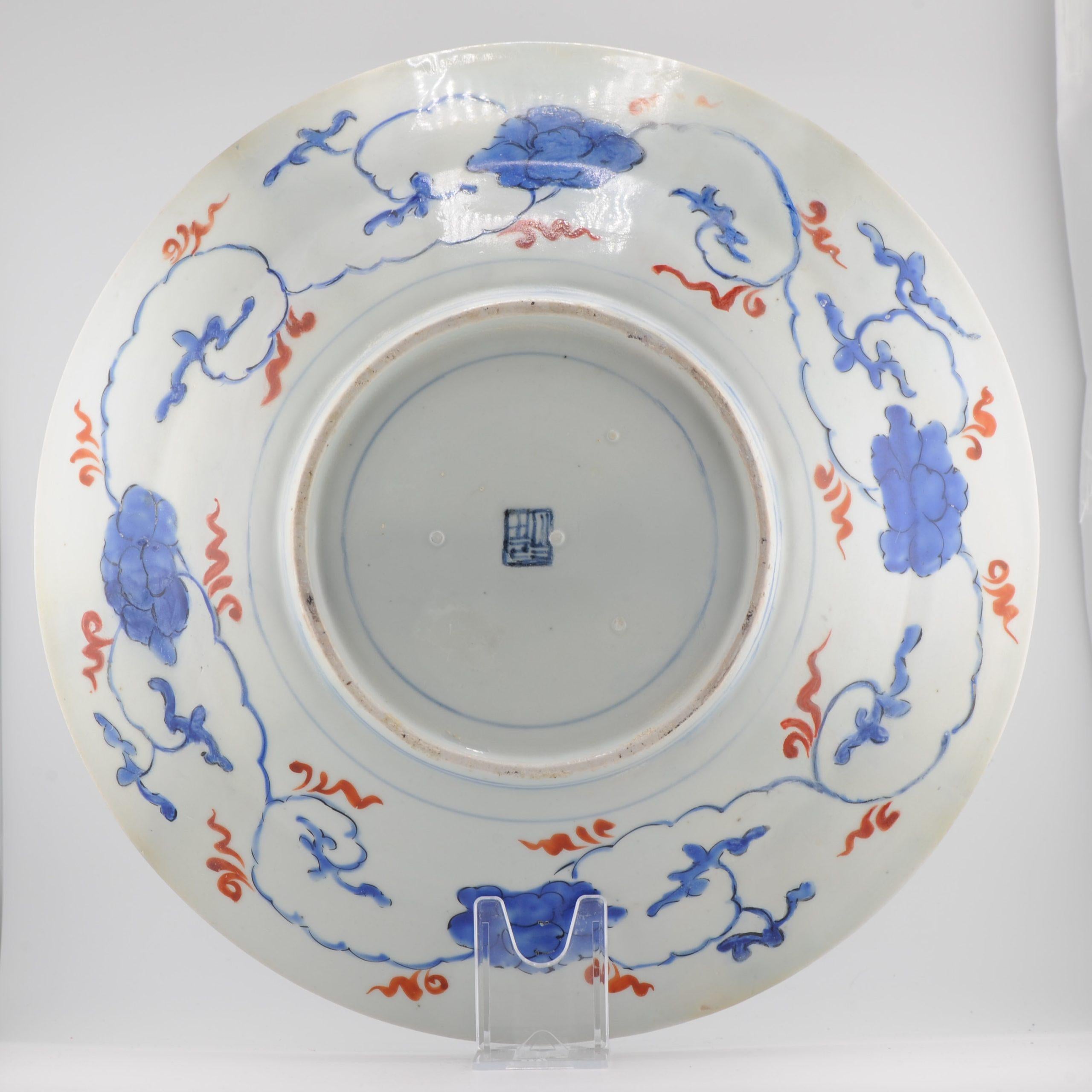 Antico piatto giapponese di alto livello in stile Kakiemon con fiori, 1660-1680 In condizioni buone in vendita a Amsterdam, Noord Holland