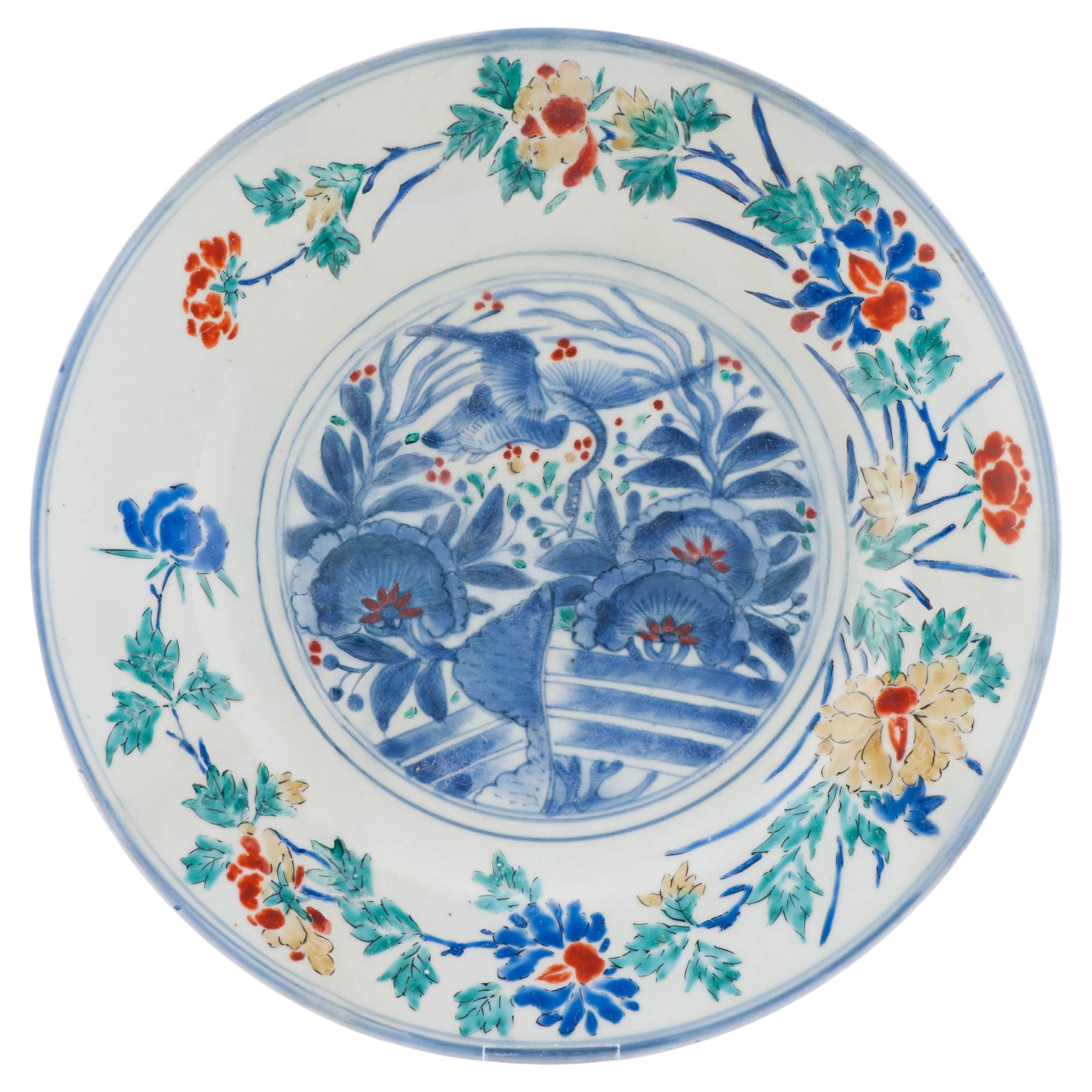 Antiguo Plato Japonés de Nivel Superior Estilo Kakiemon con Flores, 1660-1680