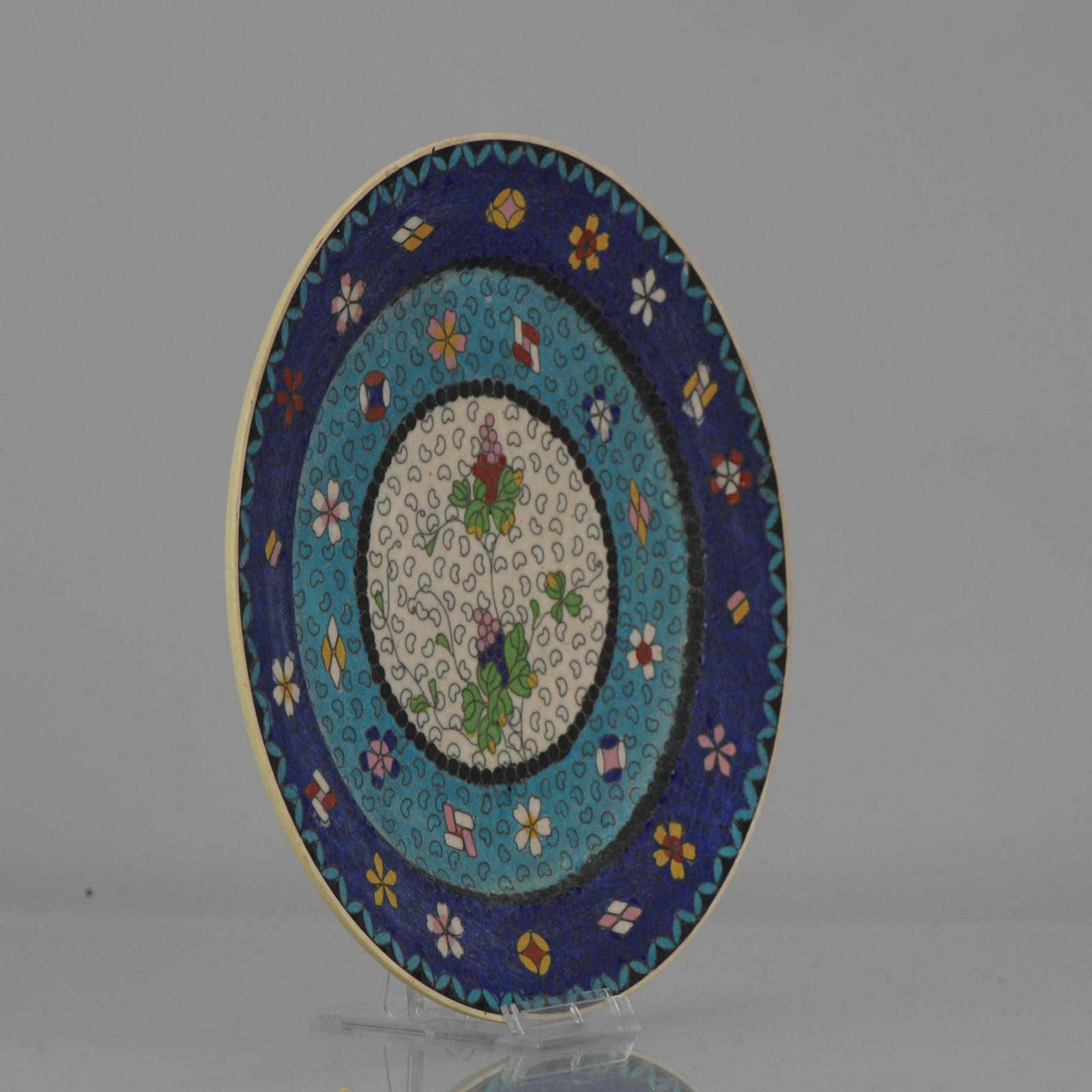 Japanischer Totai Shippo Cloisonne-Teller (Cloisonné) aus Keramik. Der Teller hat den üblichen cremefarbenen Scherben, der normalerweise mit Satsuma-Ware in Verbindung gebracht wird. Es ist mit einer großen Anzahl von kleinen Messingkloben (Drähten)