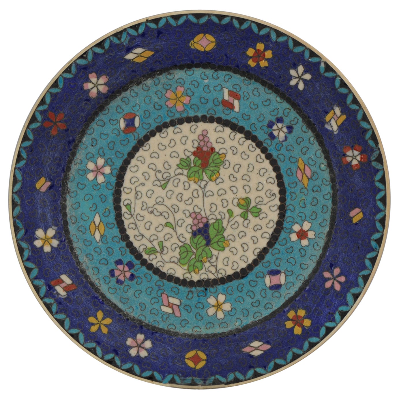 Ancienne assiette japonaise Totai Shippo cloisonnée sur Satsuma japonaise, 19e siècle