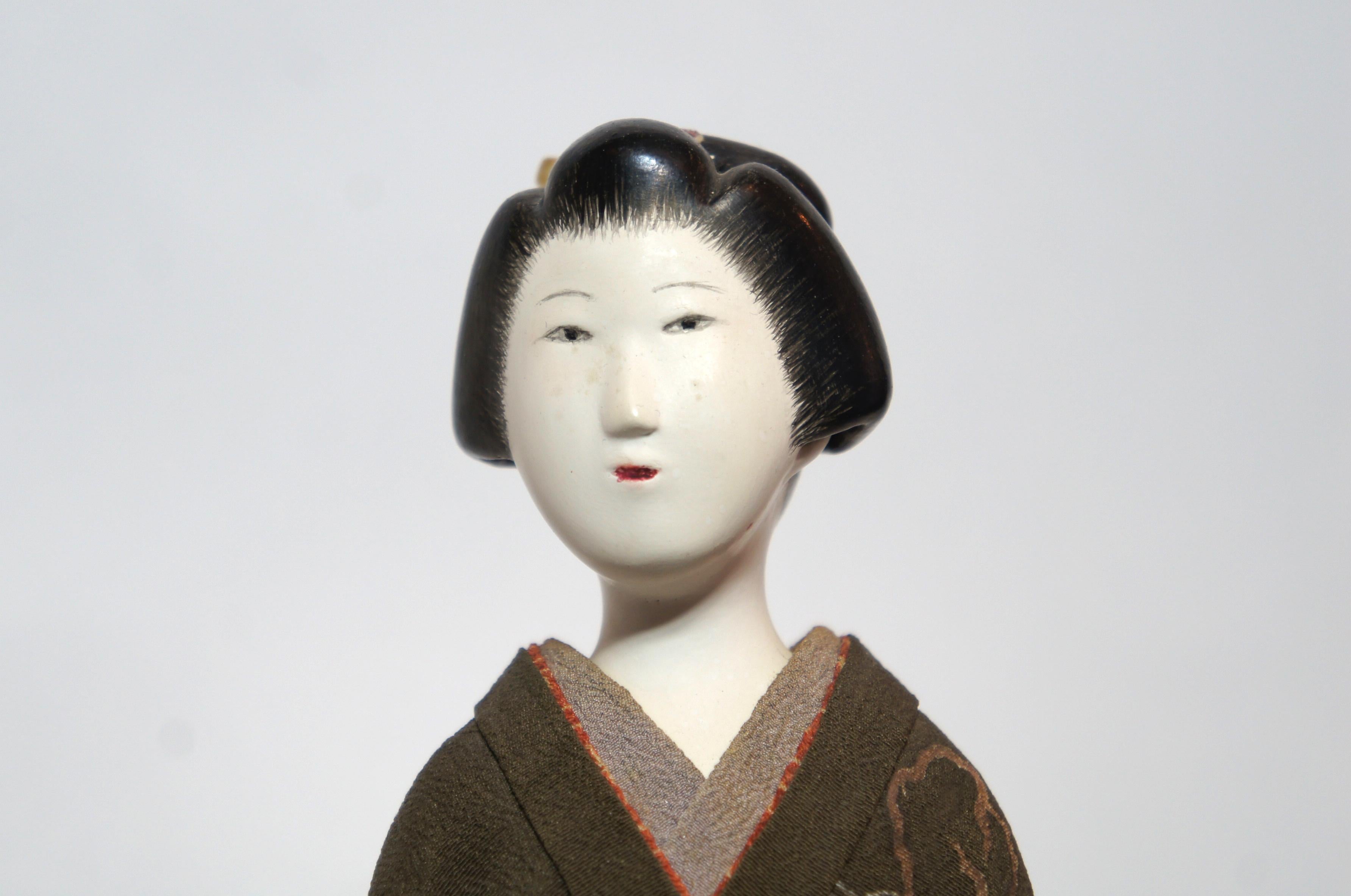 Antique Japanese Traditional 'KIMEKOMI' Doll Green Kimono Taisho Era 1912-1926s In Good Condition In Paris, FR