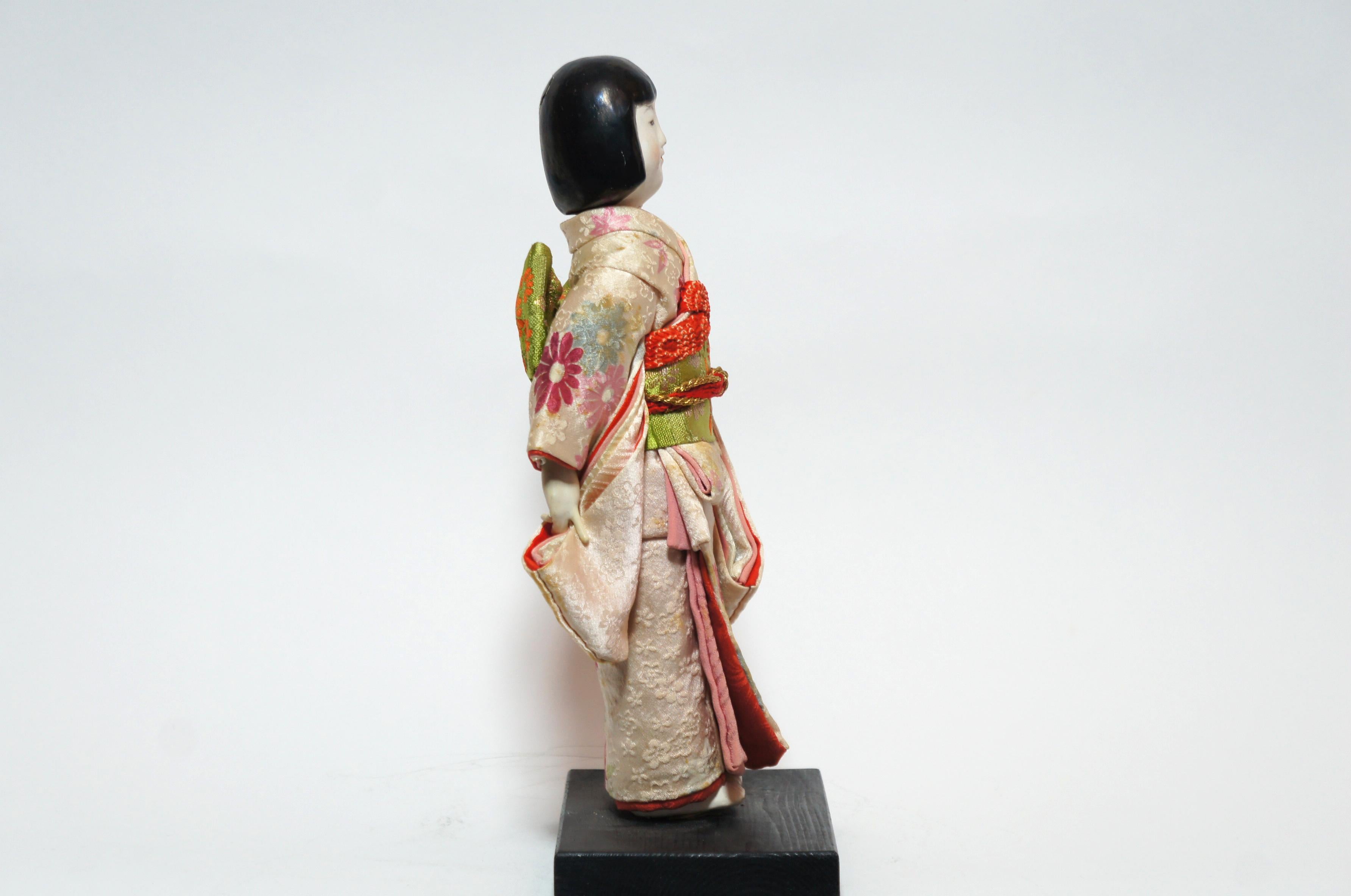 Japonais Ancien kimono traditionnel japonais KIMEKOMI pour poupée rose Taisho, époque 1912-1926 en vente